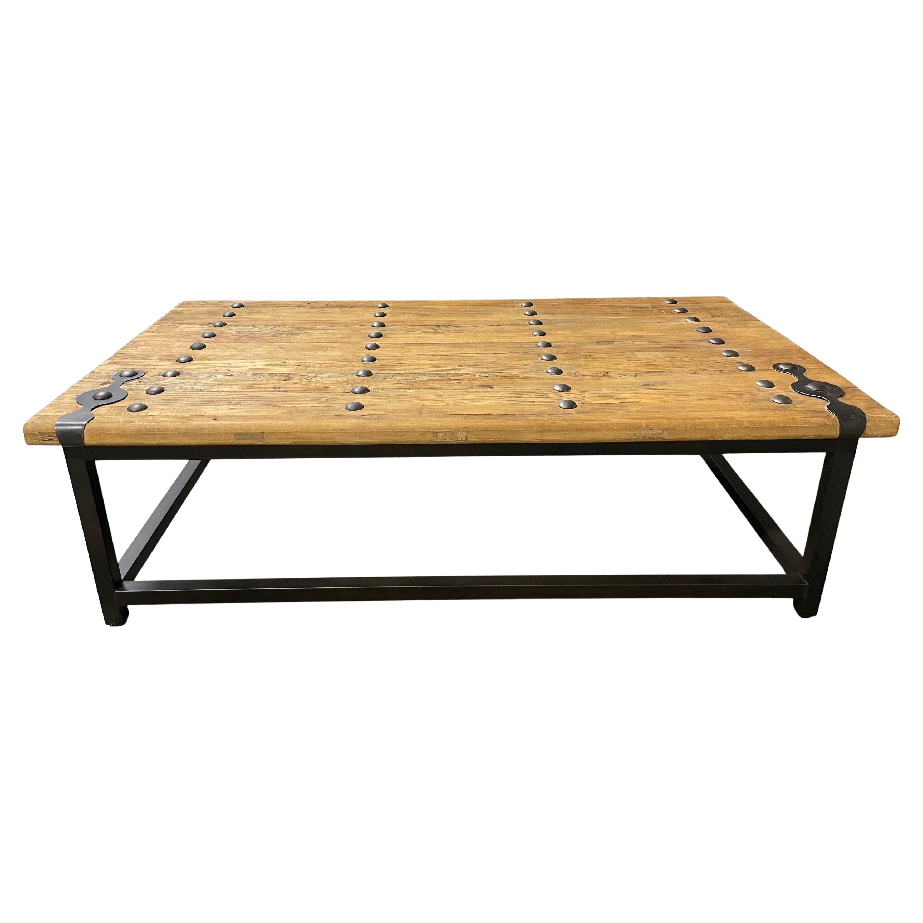 Porte de grange industrielle et base métallique transformées en table basse, 21e siècle
