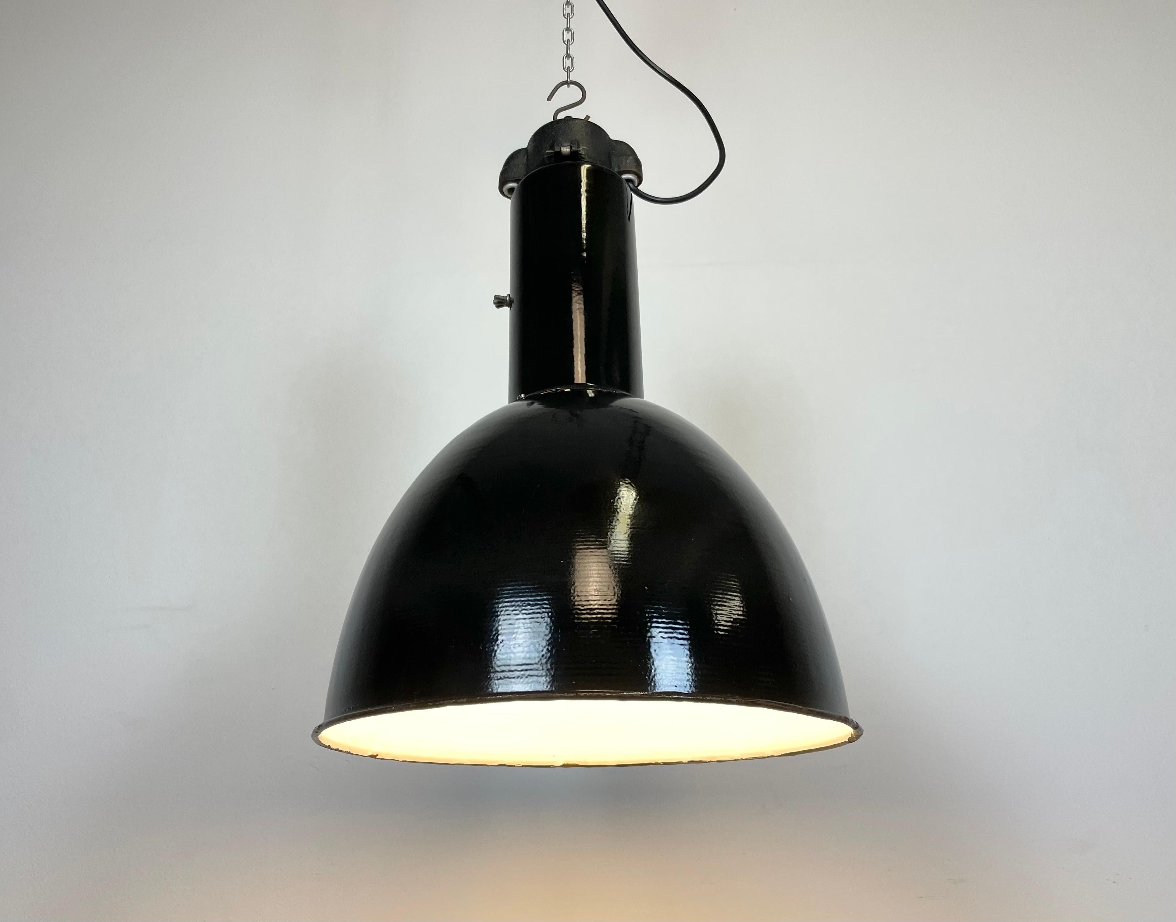 Émail Lampe à suspension industrielle Bauhaus en émail noir, années 1930 en vente
