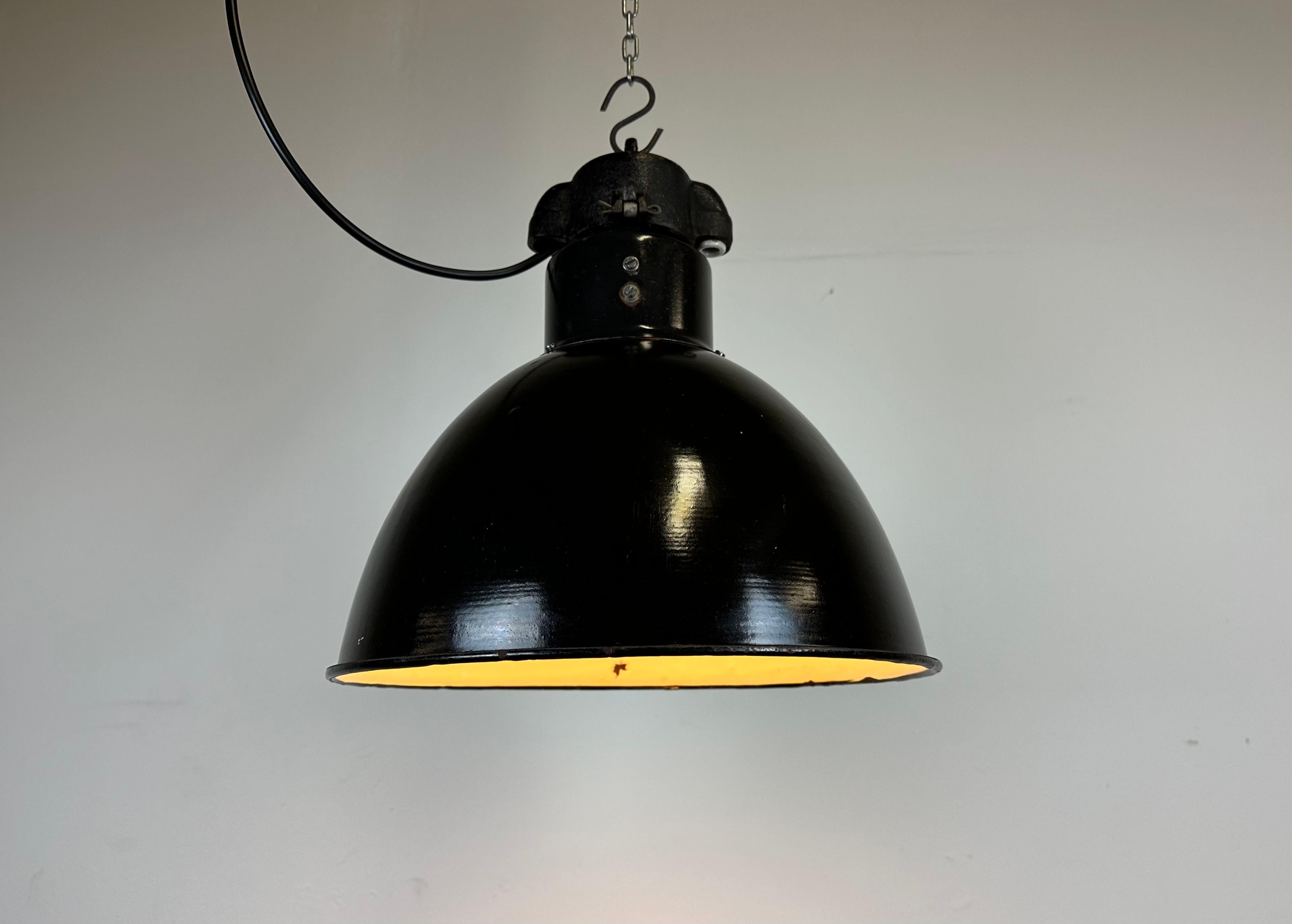Lampe à suspension industrielle Bauhaus en émail noir, années 1930 en vente 2