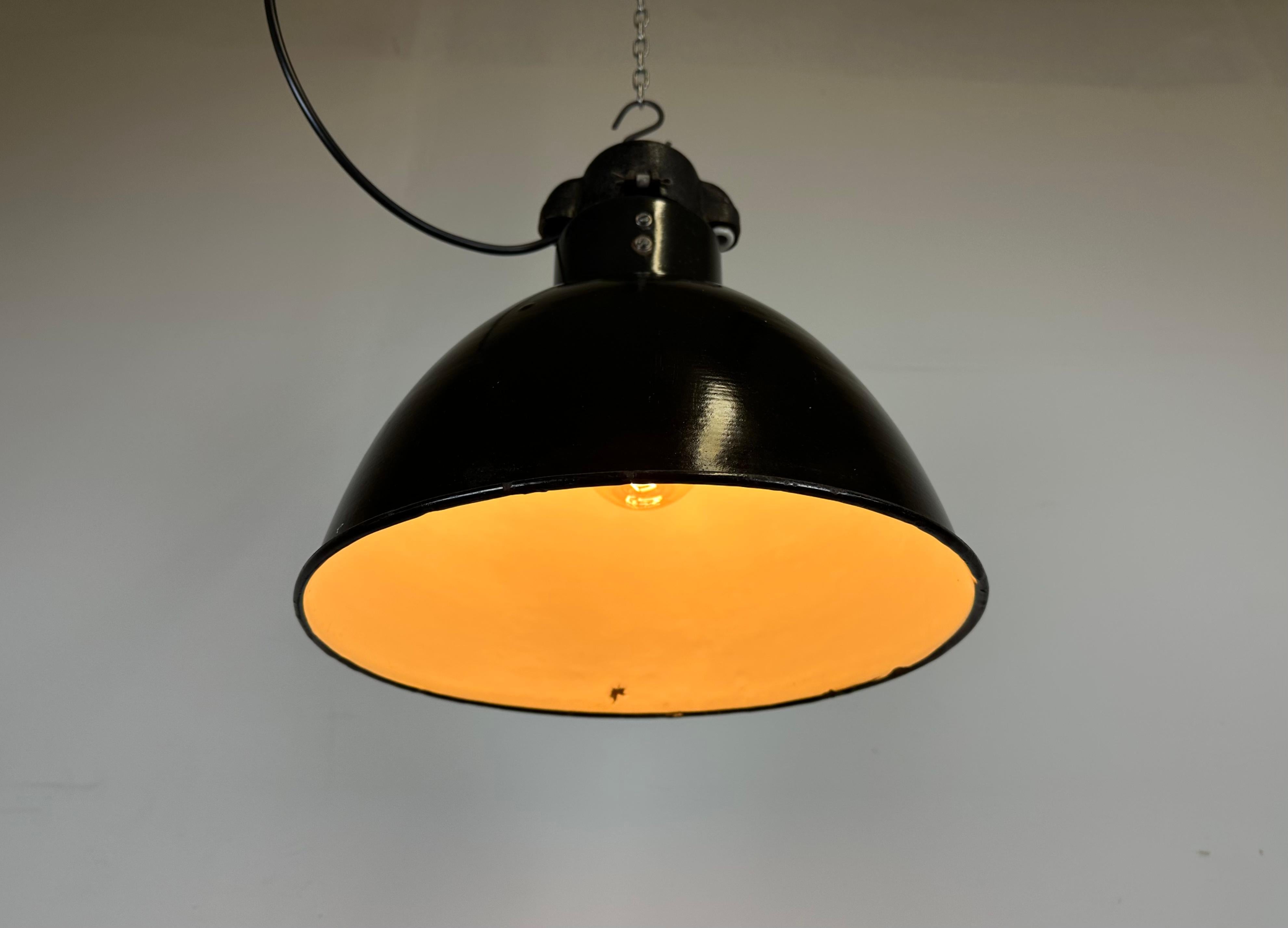 Lampe à suspension industrielle Bauhaus en émail noir, années 1930 en vente 3