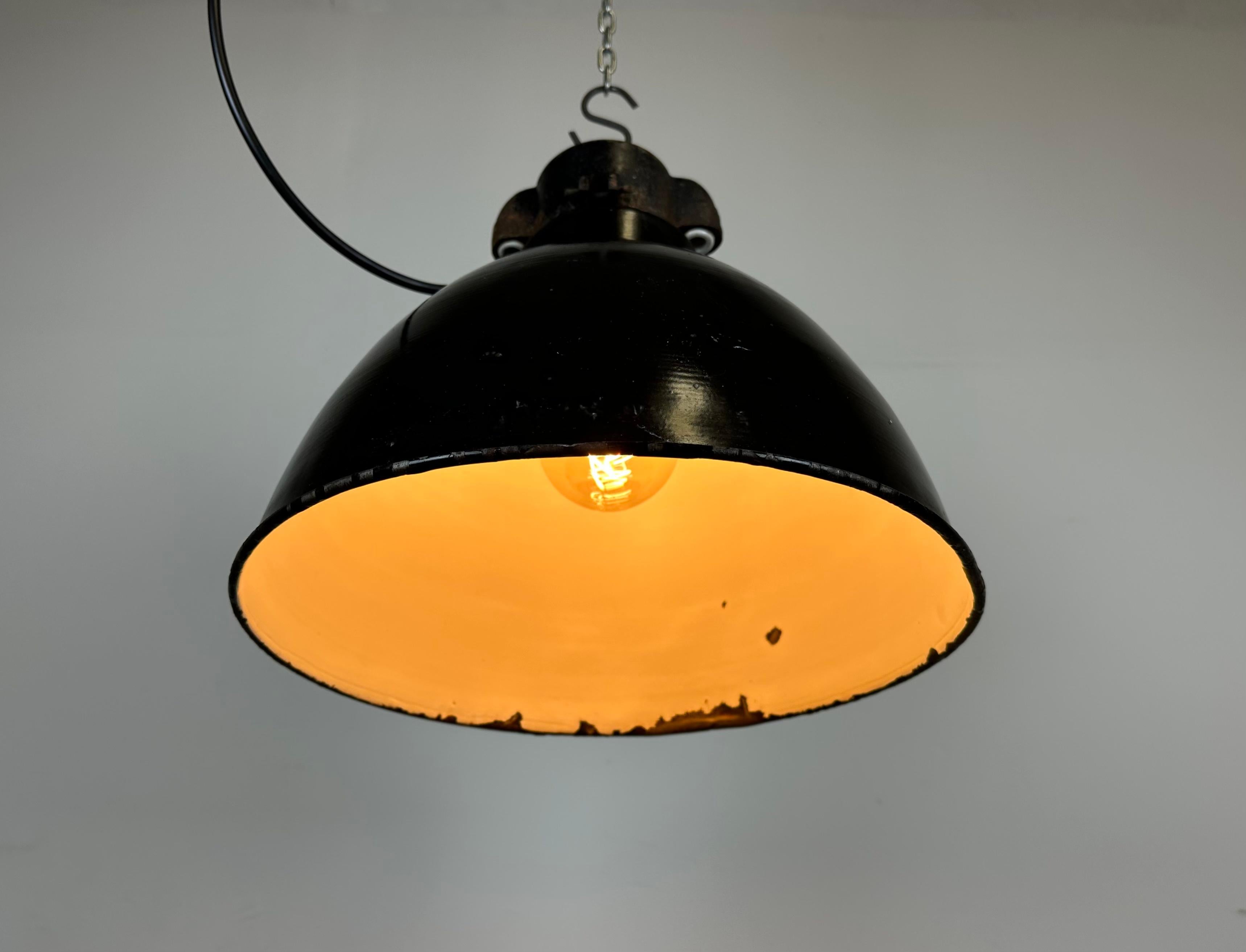 Lampe à suspension industrielle Bauhaus en émail noir, années 1930 en vente 3