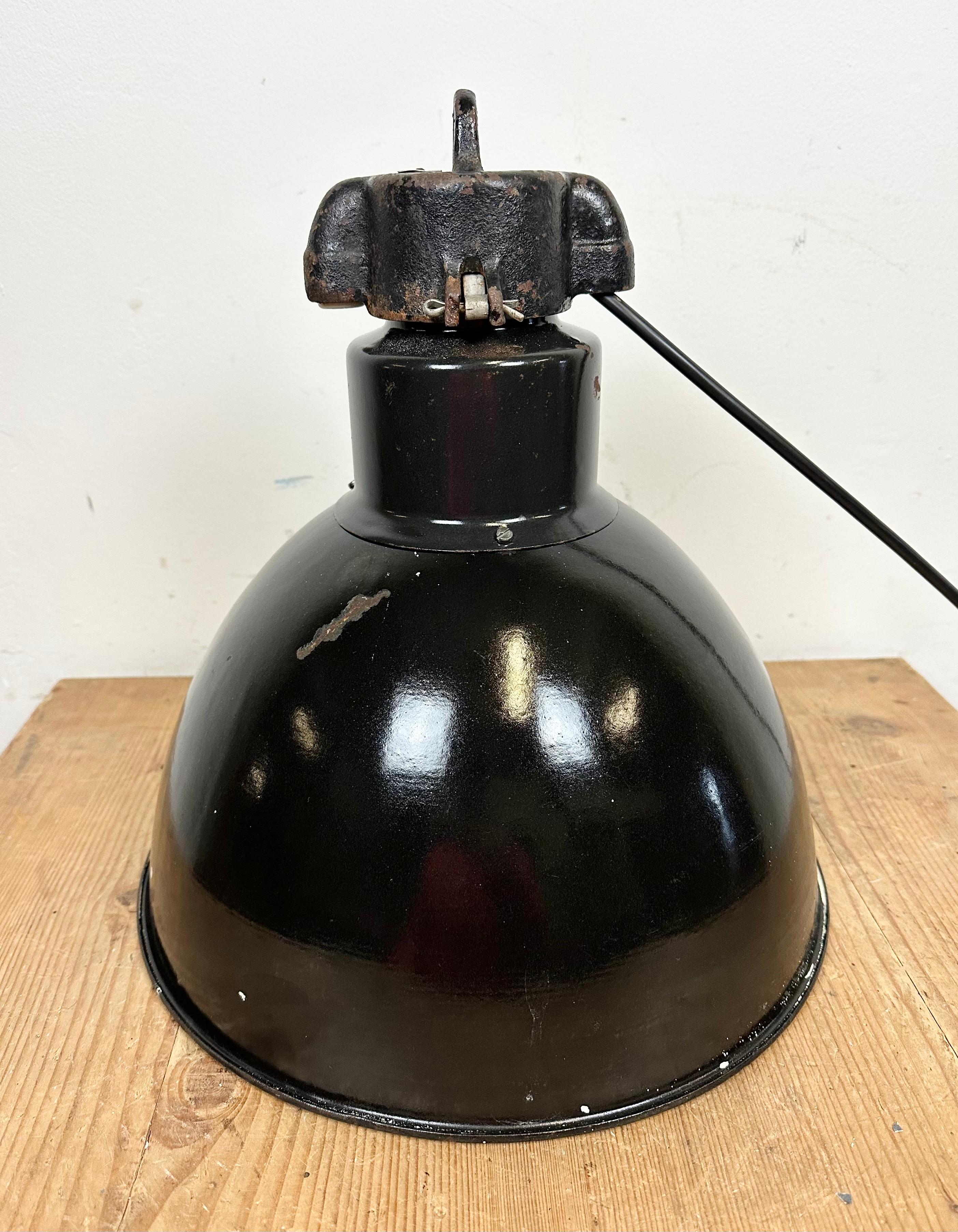 Lampe à suspension industrielle Bauhaus en émail noir, années 1930 en vente 4