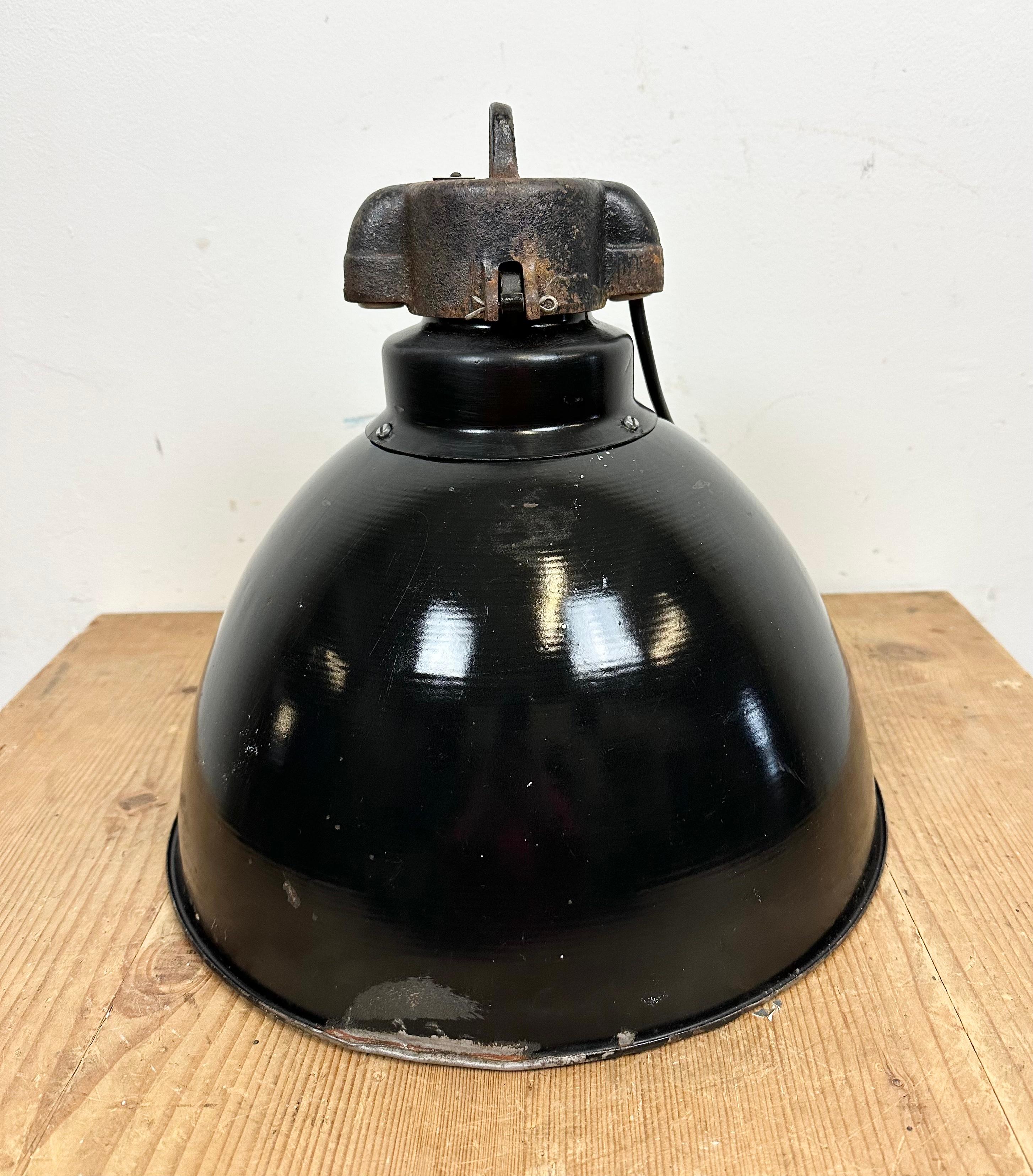Lampe à suspension industrielle Bauhaus en émail noir, années 1930 en vente 4