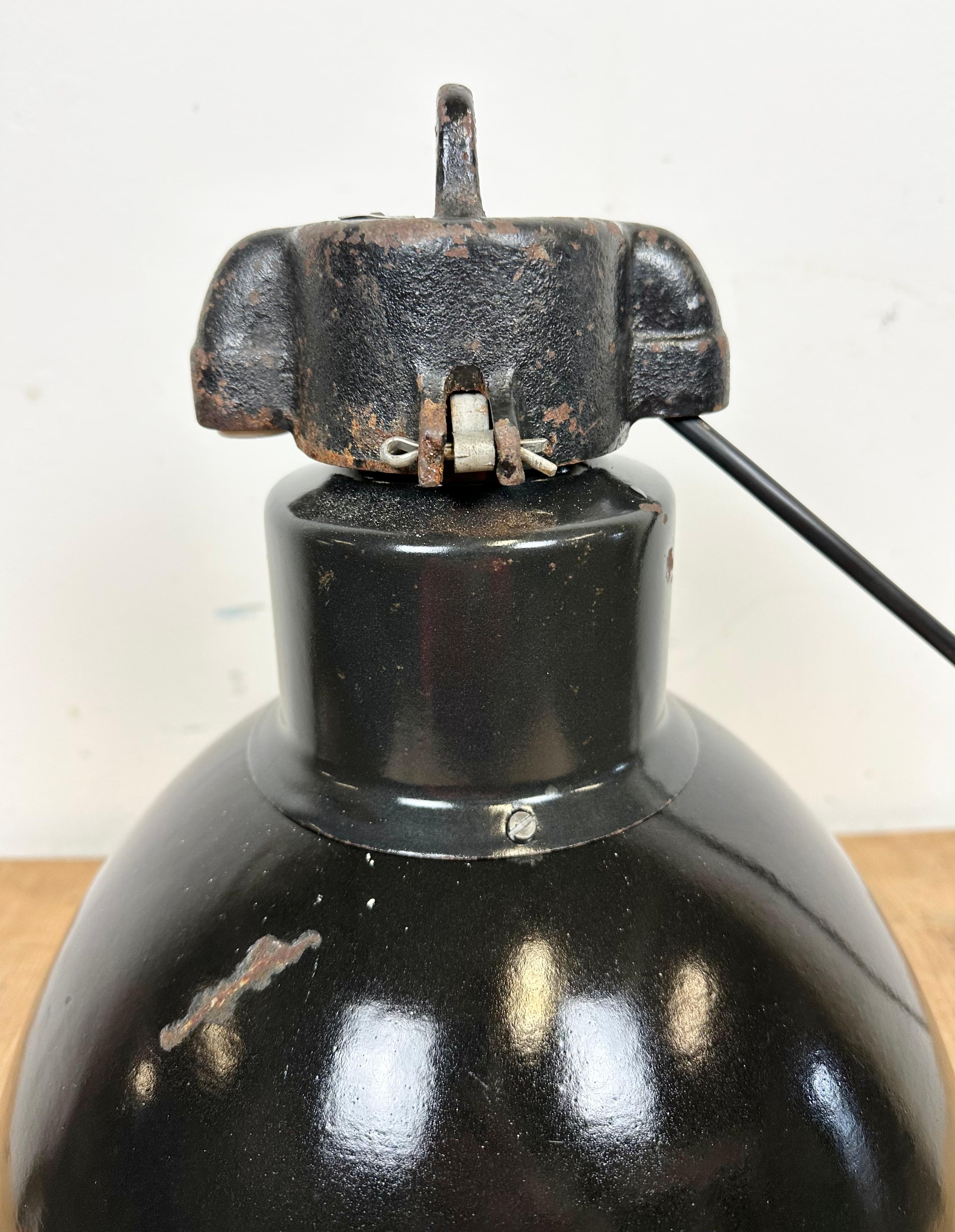 Lampe à suspension industrielle Bauhaus en émail noir, années 1930 en vente 5