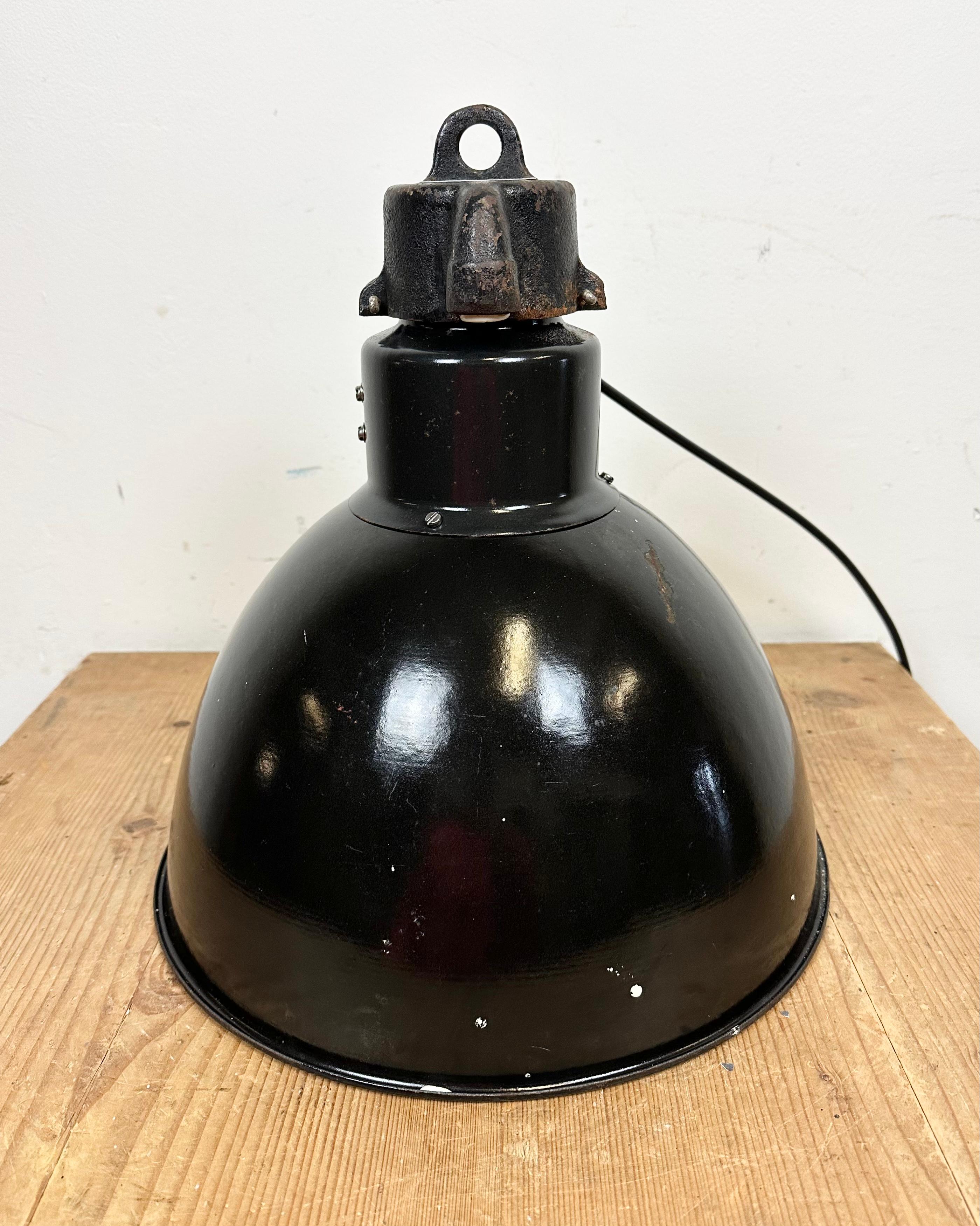 Lampe à suspension industrielle Bauhaus en émail noir, années 1930 en vente 6