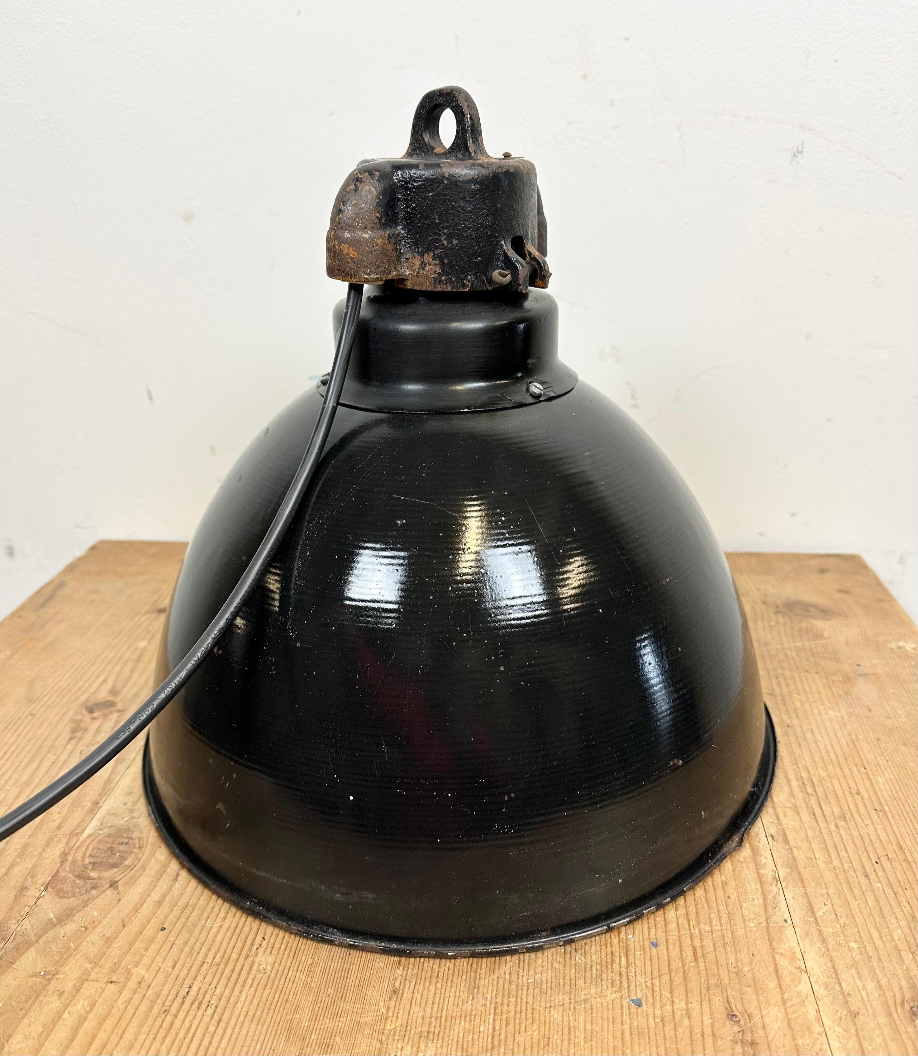 Lampe à suspension industrielle Bauhaus en émail noir, années 1930 en vente 6