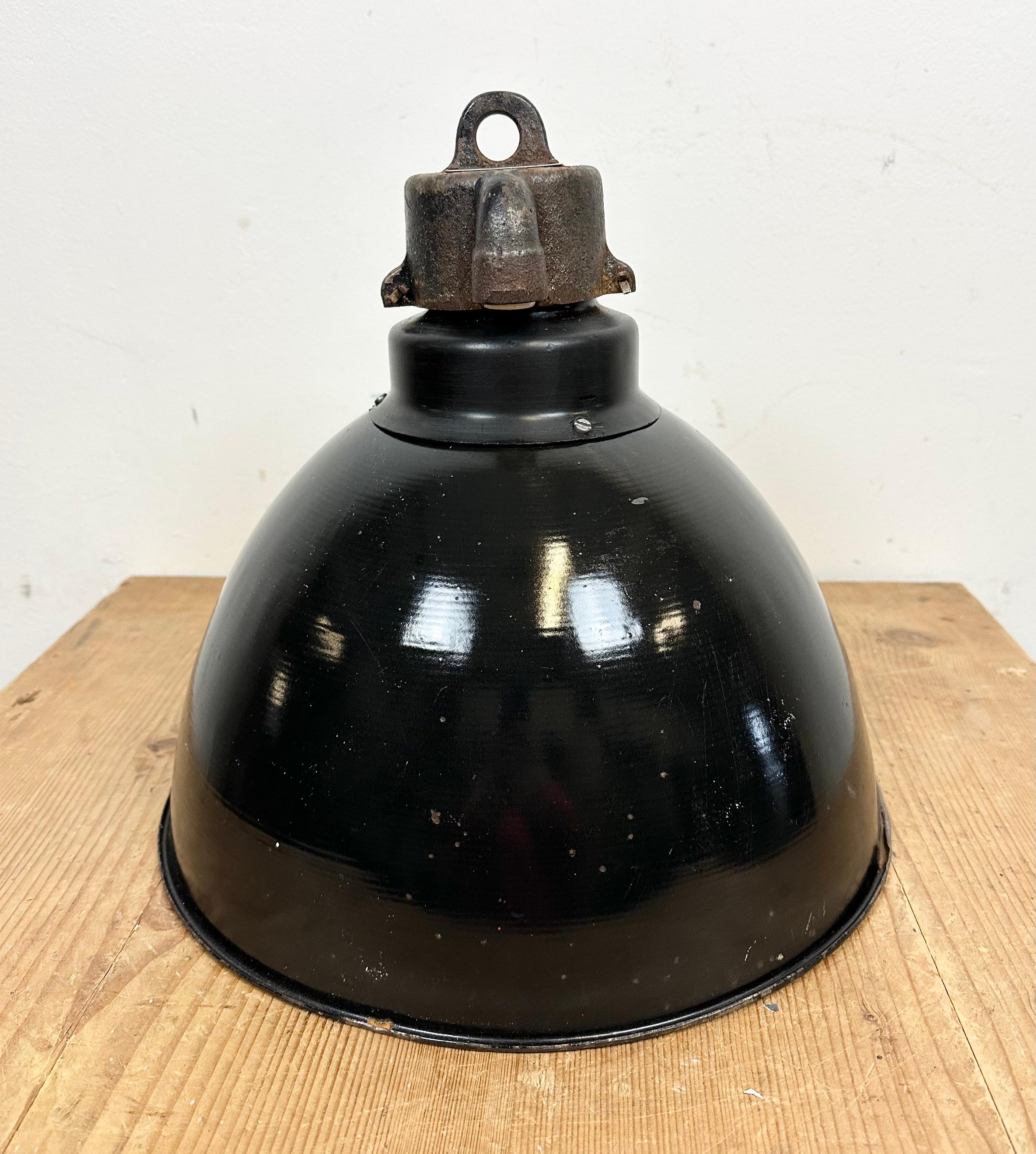 Lampe à suspension industrielle Bauhaus en émail noir, années 1930 en vente 8