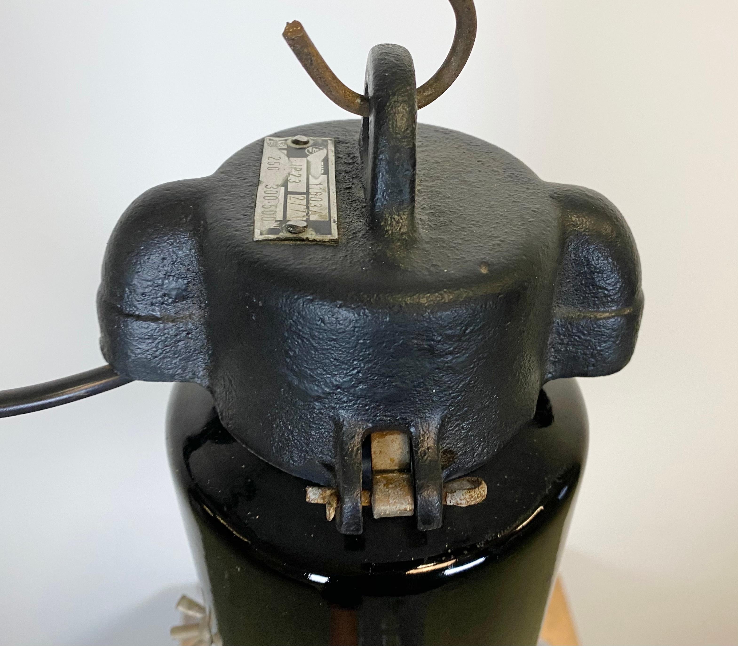 Moulage Lampe à suspension industrielle Bauhaus en émail noir, années 1930 en vente