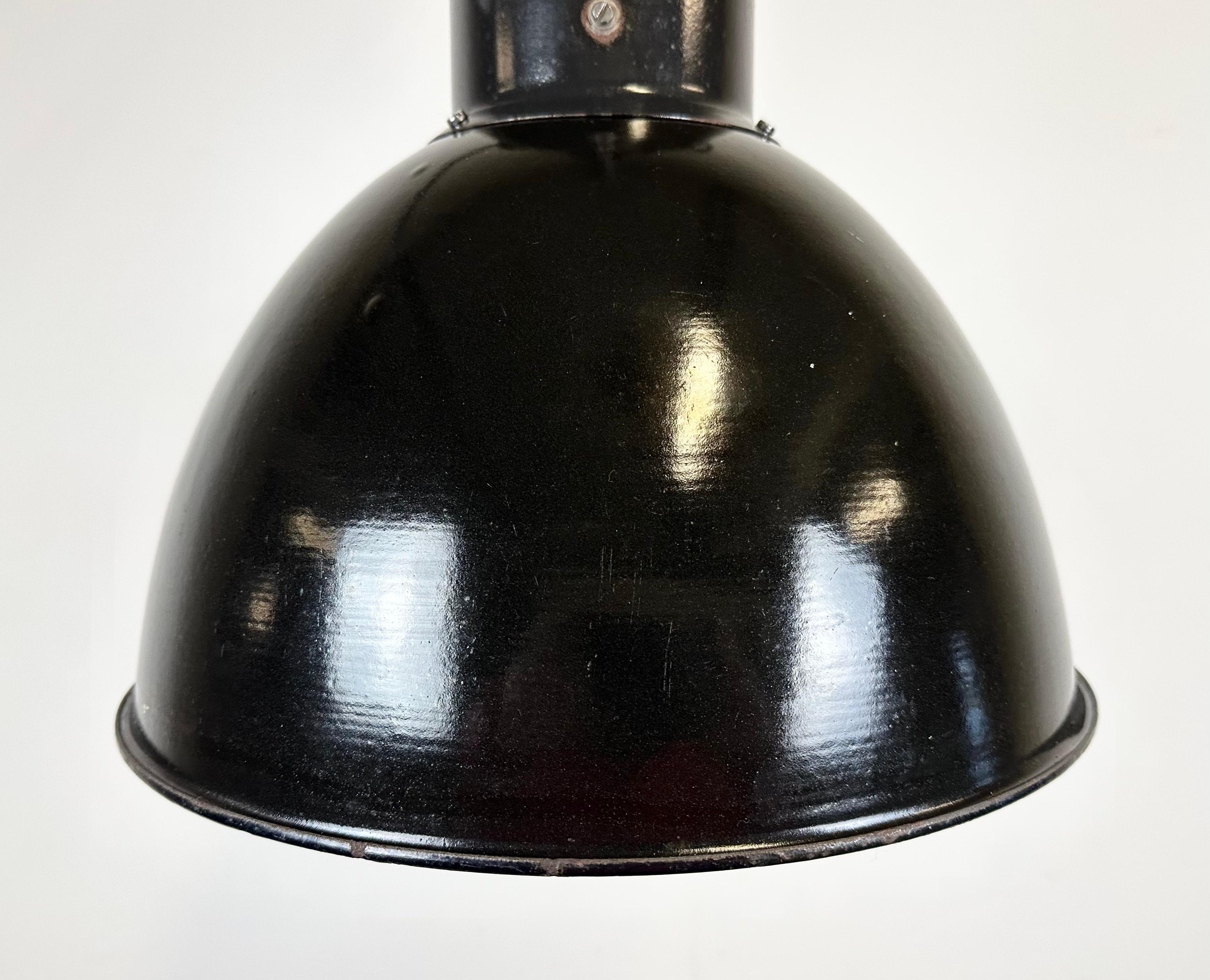 Moulage Lampe à suspension industrielle Bauhaus en émail noir, années 1930 en vente