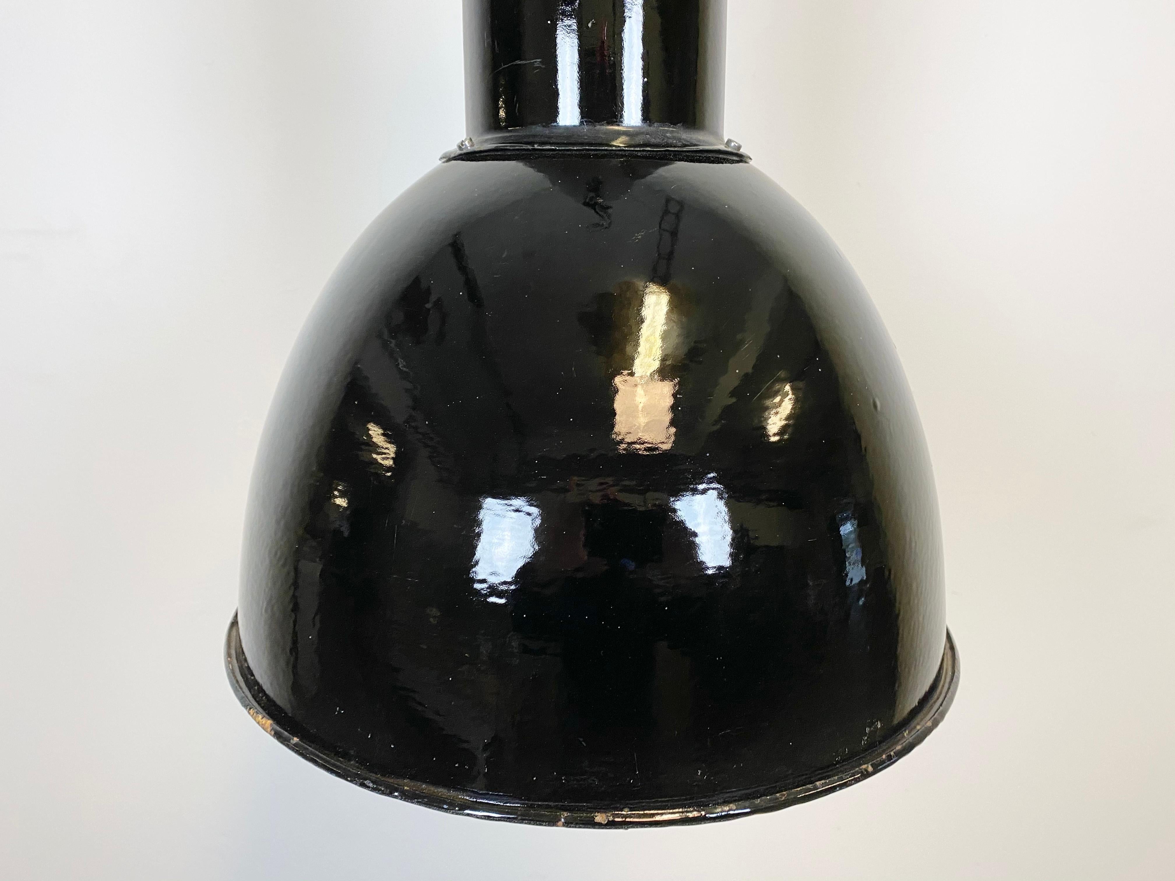 20ième siècle Lampe à suspension industrielle Bauhaus en émail noir, années 1930 en vente
