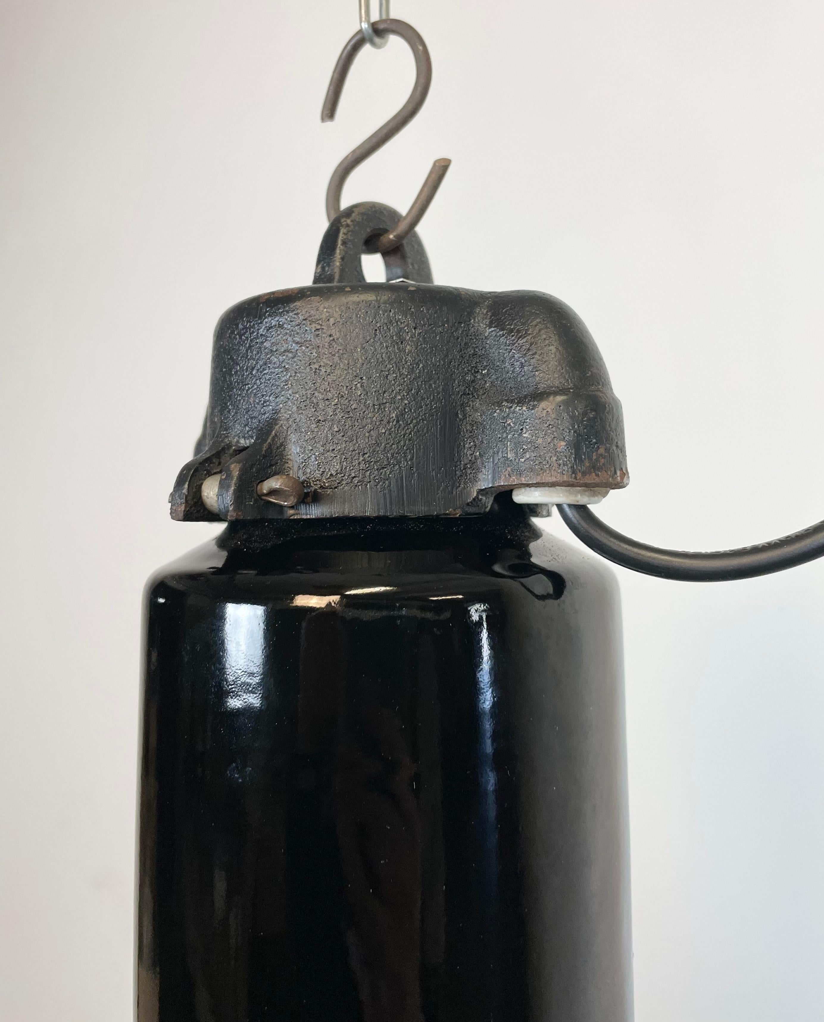 Tchèque Lampe à suspension industrielle Bauhaus en émail noir, années 1930 en vente