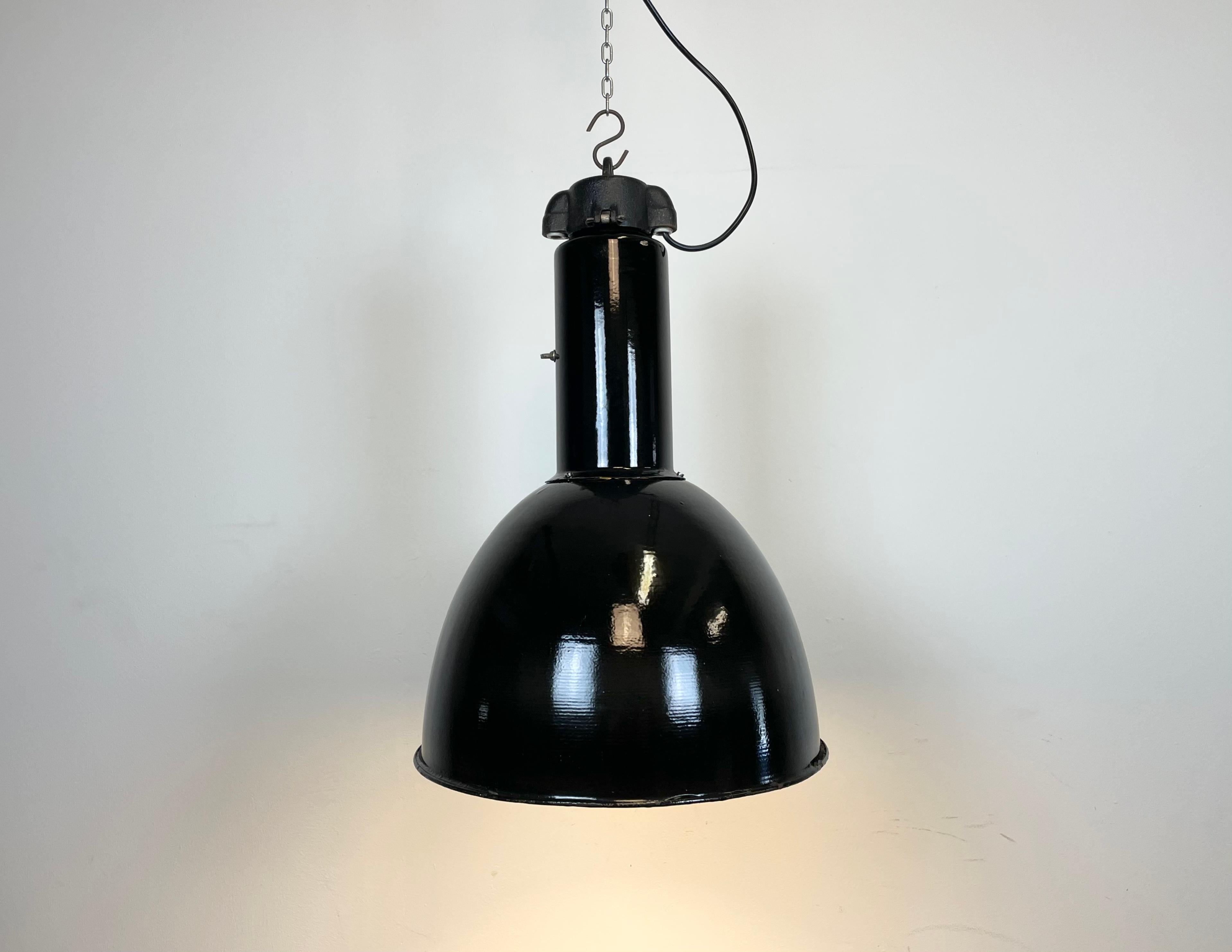 Lampe à suspension industrielle Bauhaus en émail noir, années 1930 Bon état - En vente à Kojetice, CZ