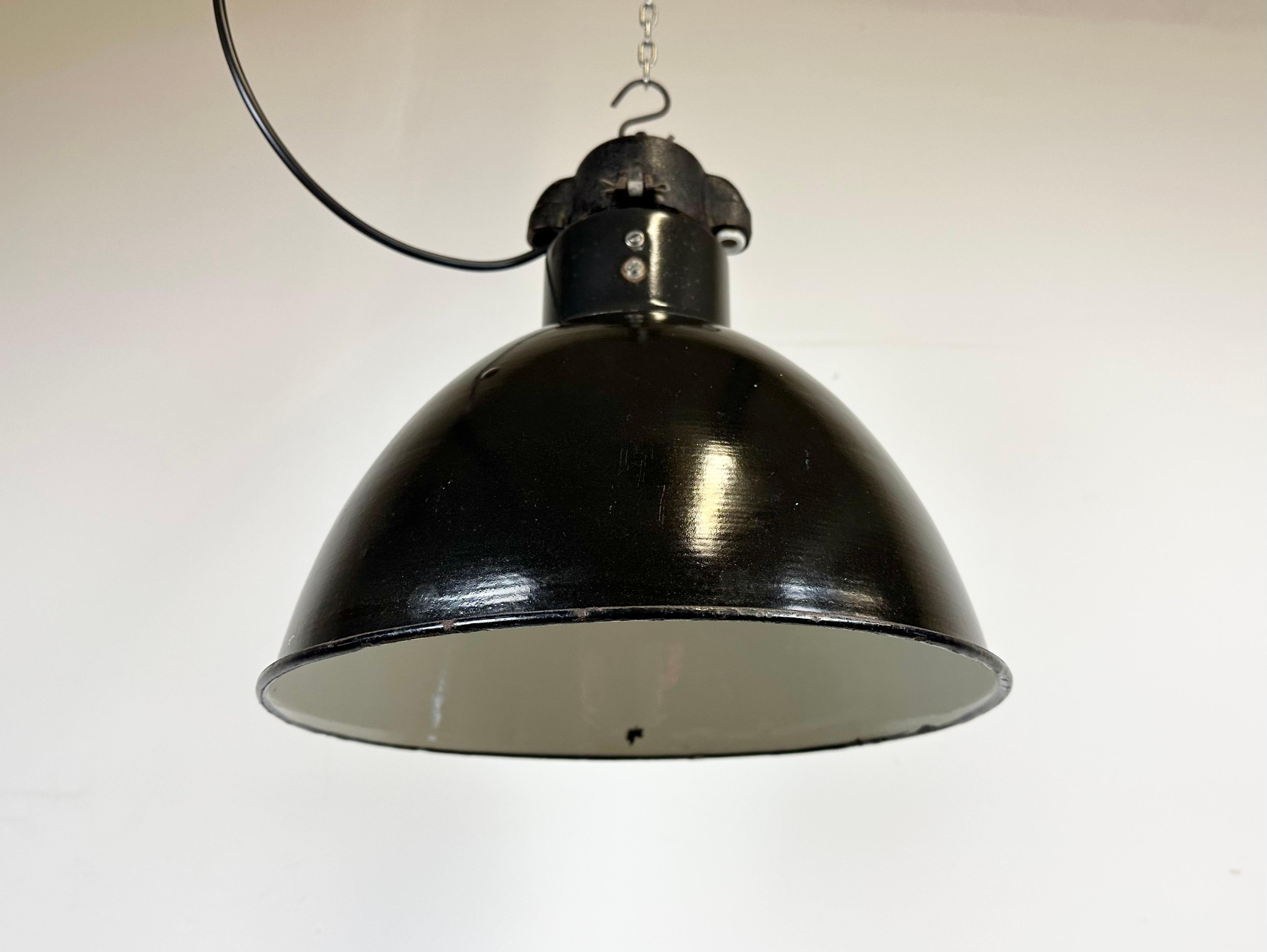 Lampe à suspension industrielle Bauhaus en émail noir, années 1930 en vente 1