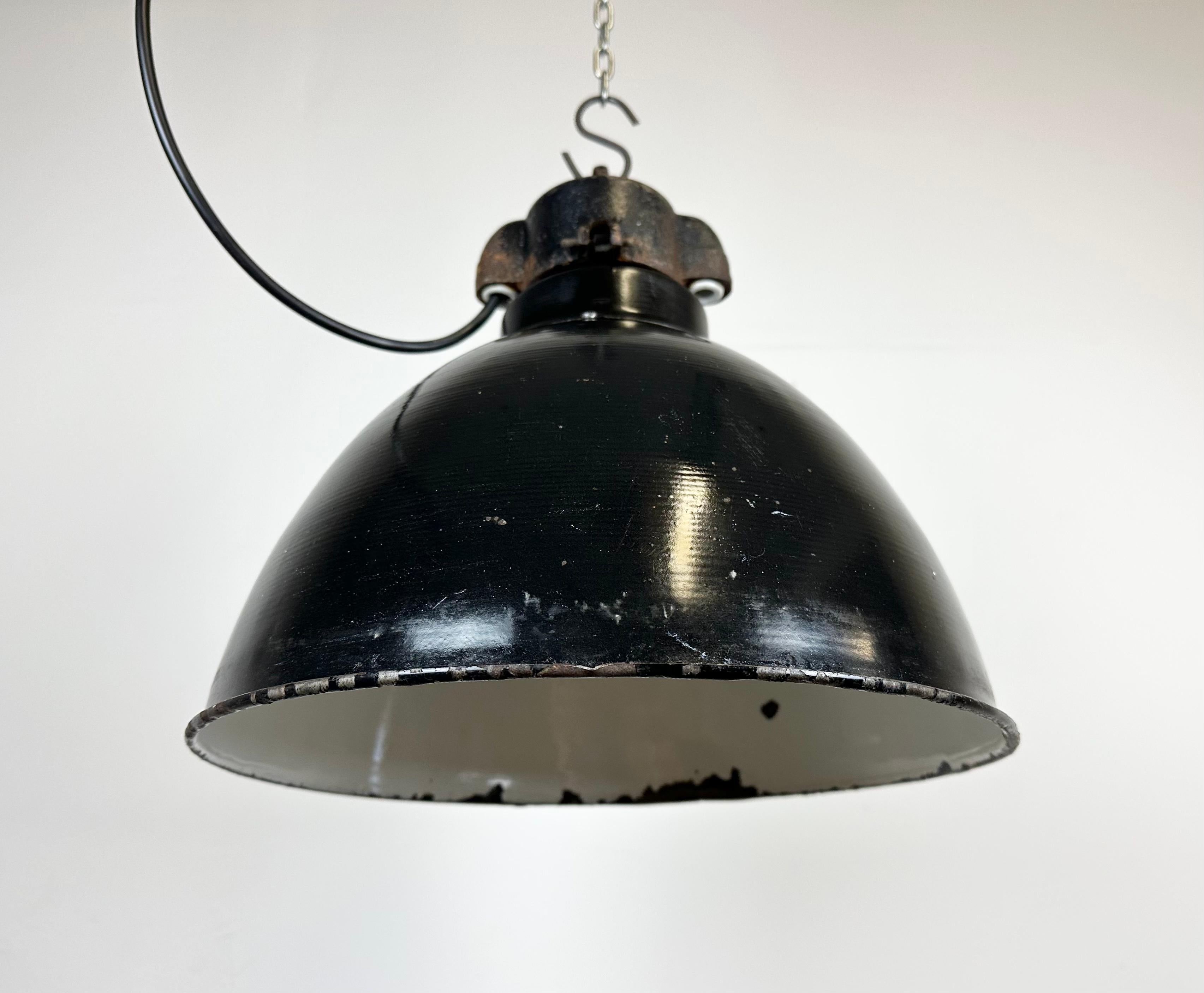 Lampe à suspension industrielle Bauhaus en émail noir, années 1930 en vente 1