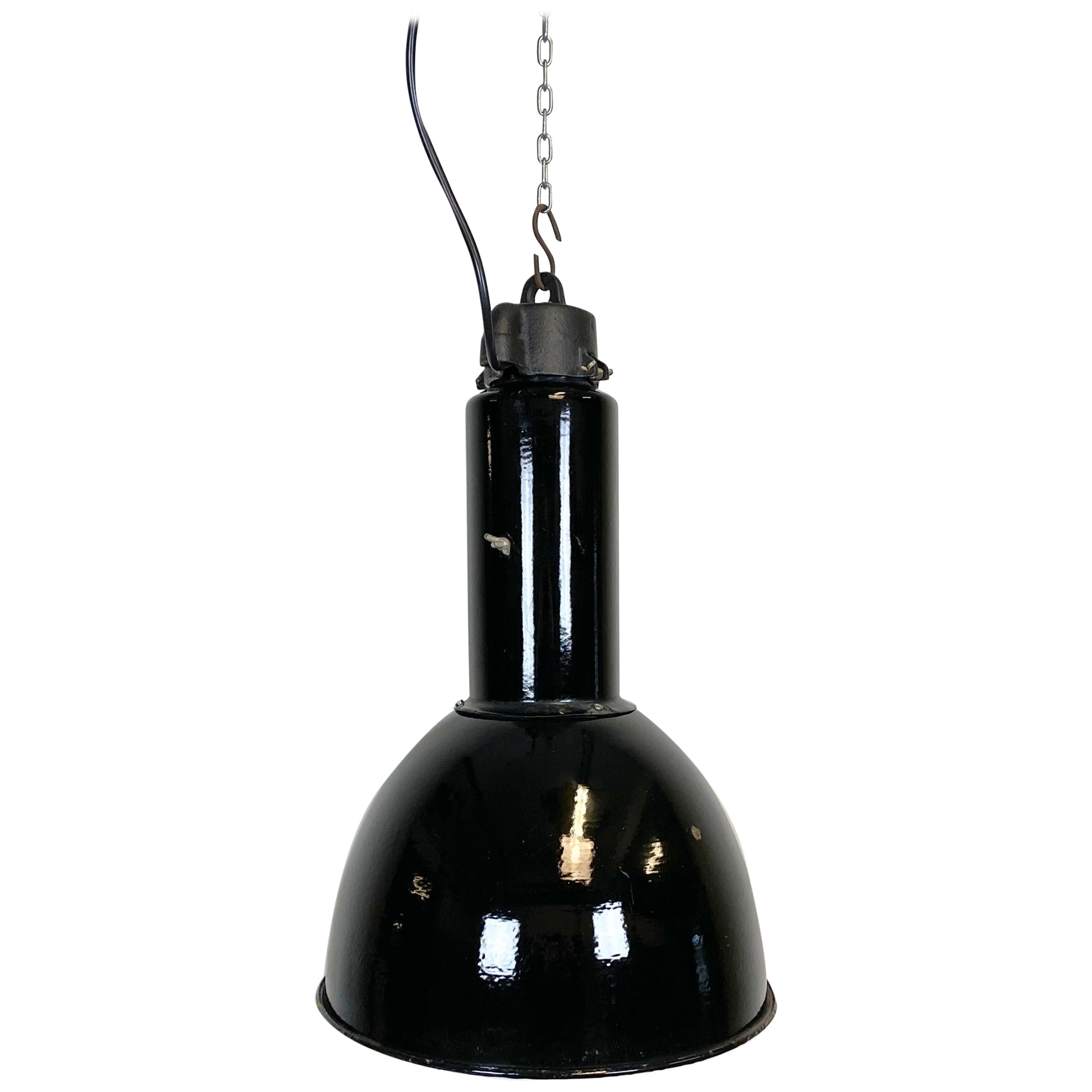 Lampe à suspension industrielle Bauhaus en émail noir, années 1930 en vente