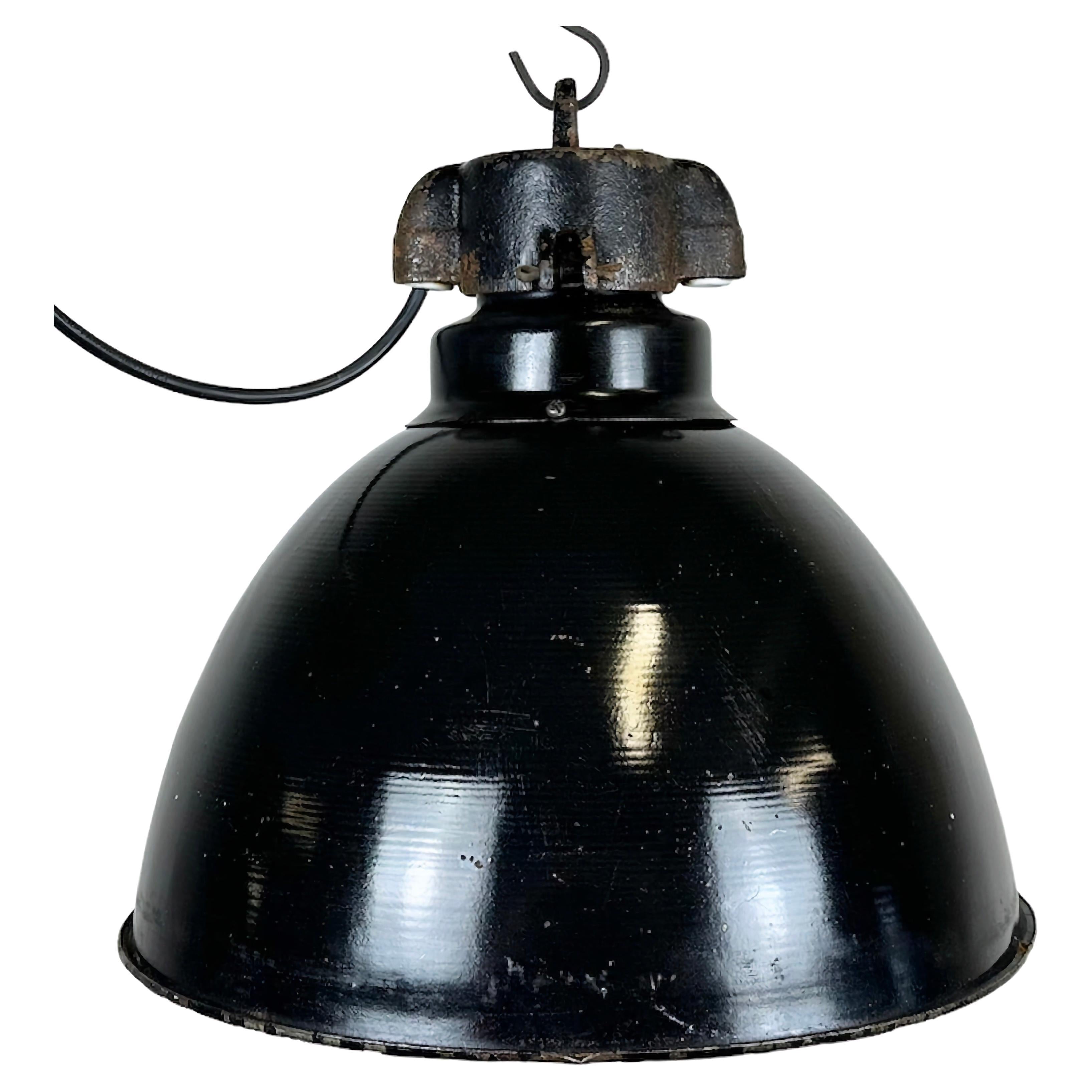Lampe à suspension industrielle Bauhaus en émail noir, années 1930