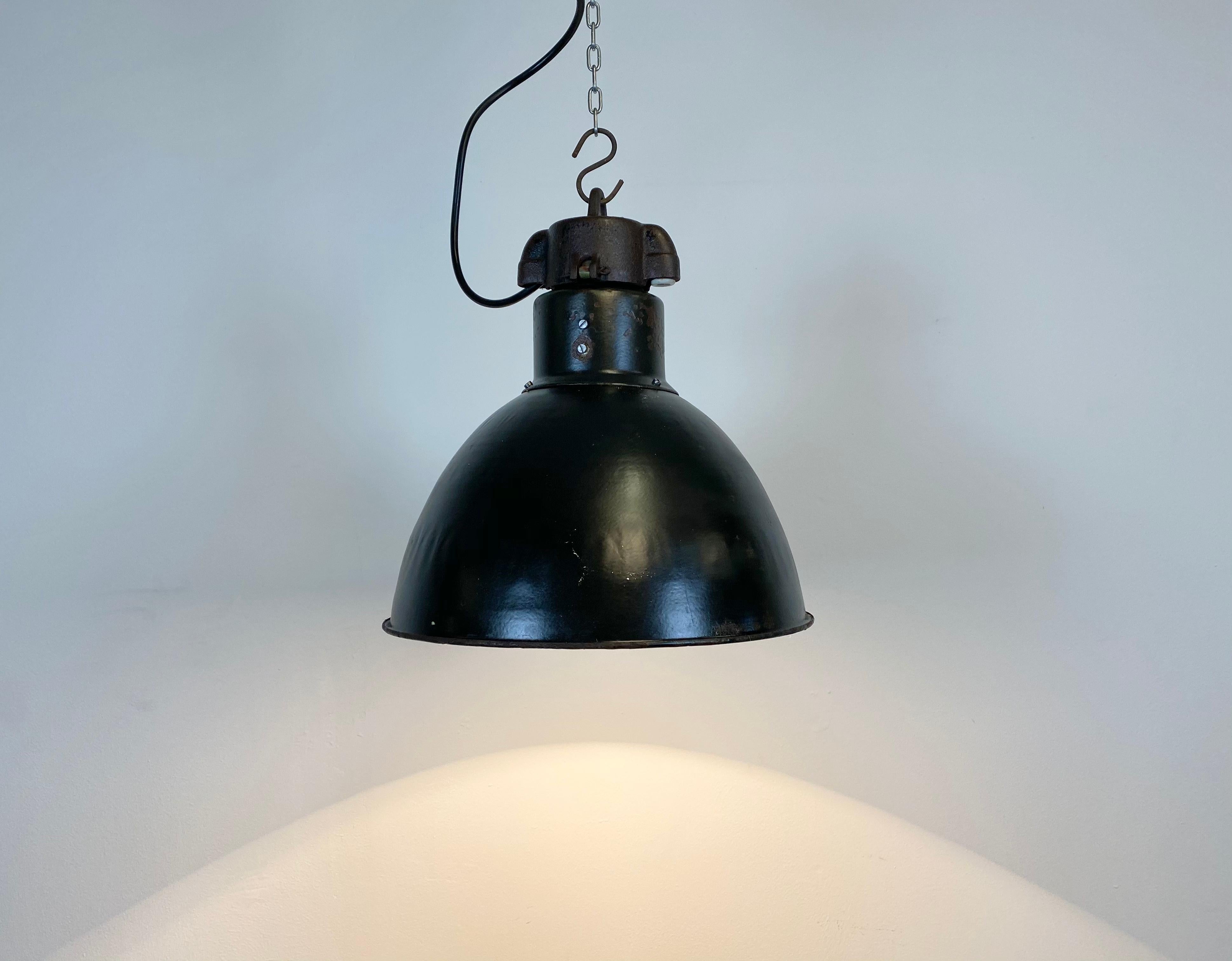 Lampe à suspension industrielle Bauhaus en émail noir, années 1930 en vente 2