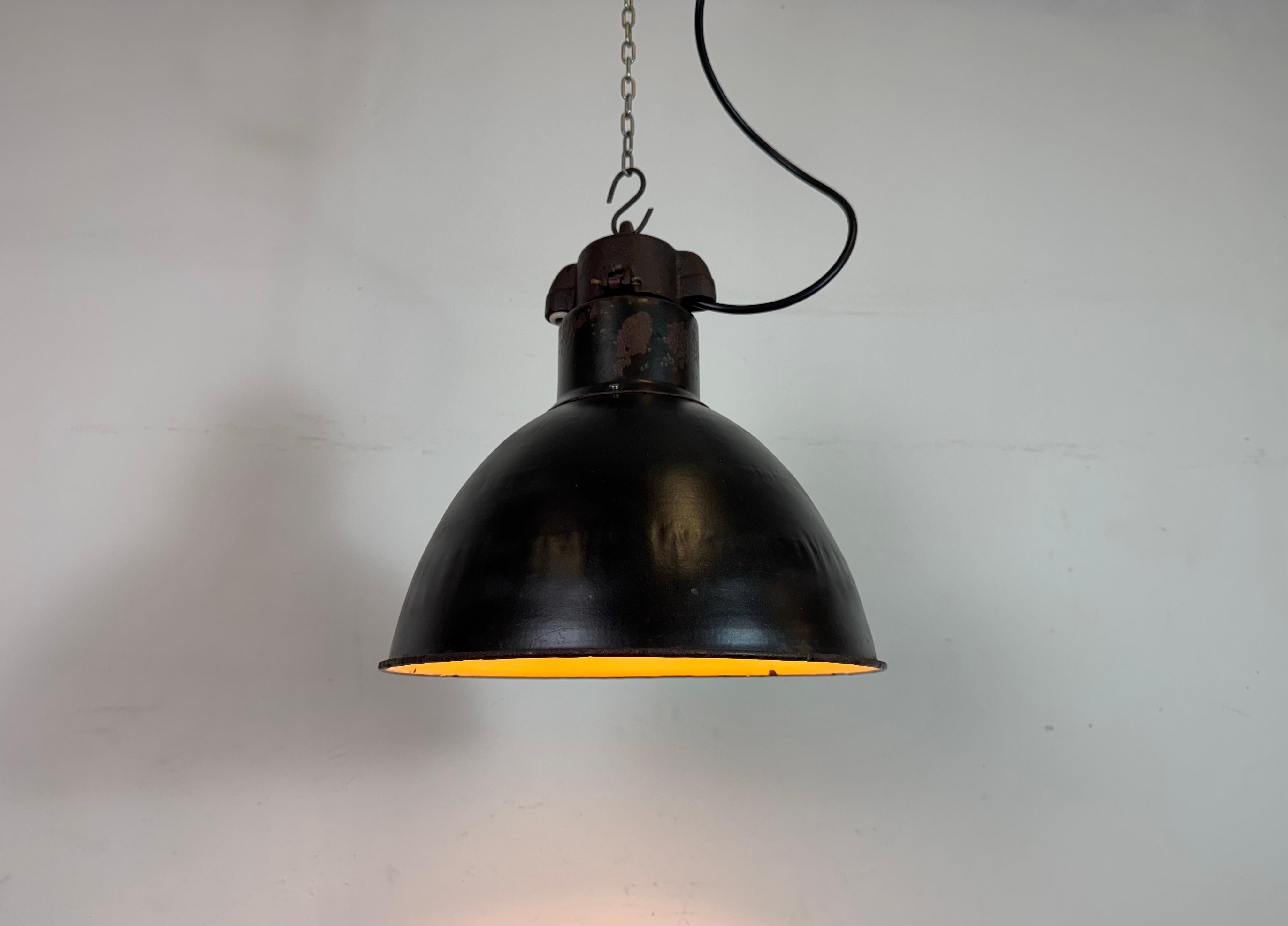 Industrial Bauhaus Black Enamel Pendant Light, 1930s For Sale 4
