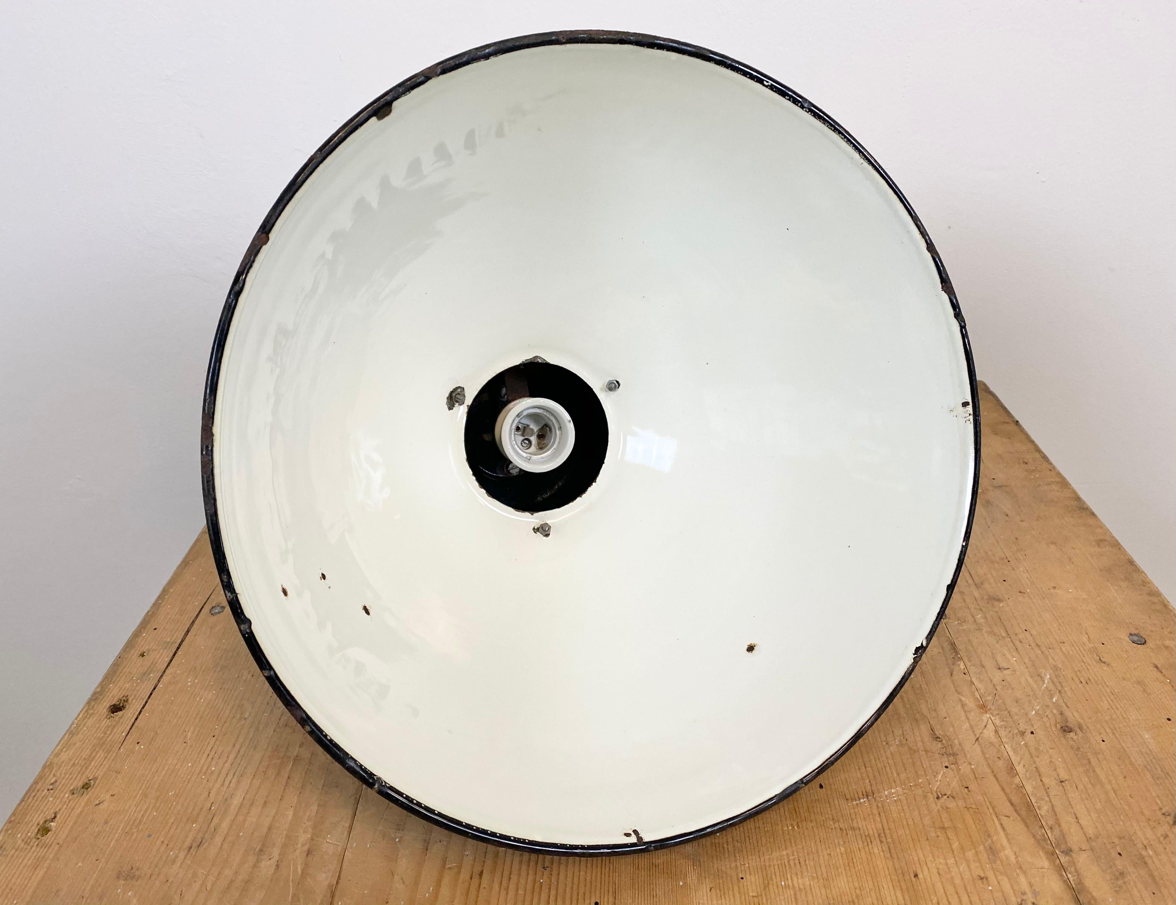 Lampe à suspension industrielle Bauhaus en émail noir, années 1930 en vente 4