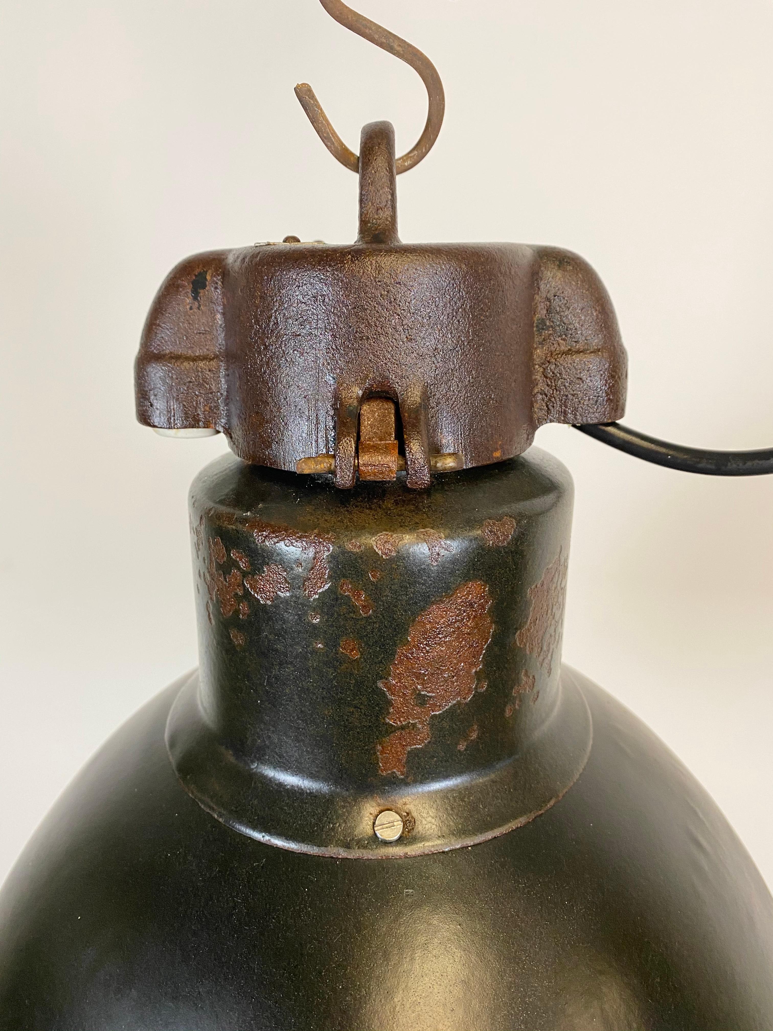 Tchèque Lampe à suspension industrielle Bauhaus en émail noir, années 1930 en vente