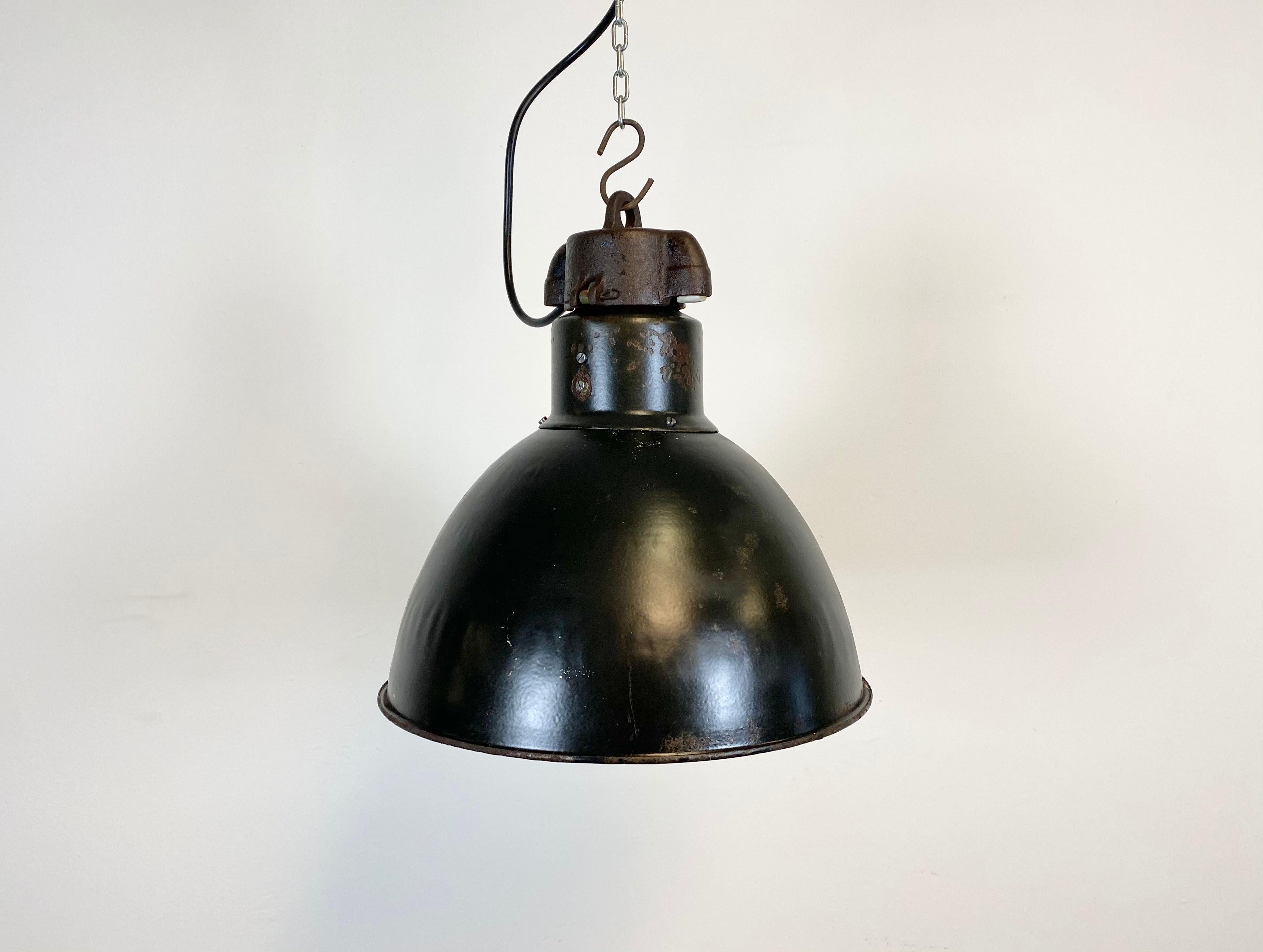 Moulage Lampe à suspension industrielle Bauhaus en émail noir, années 1930 en vente