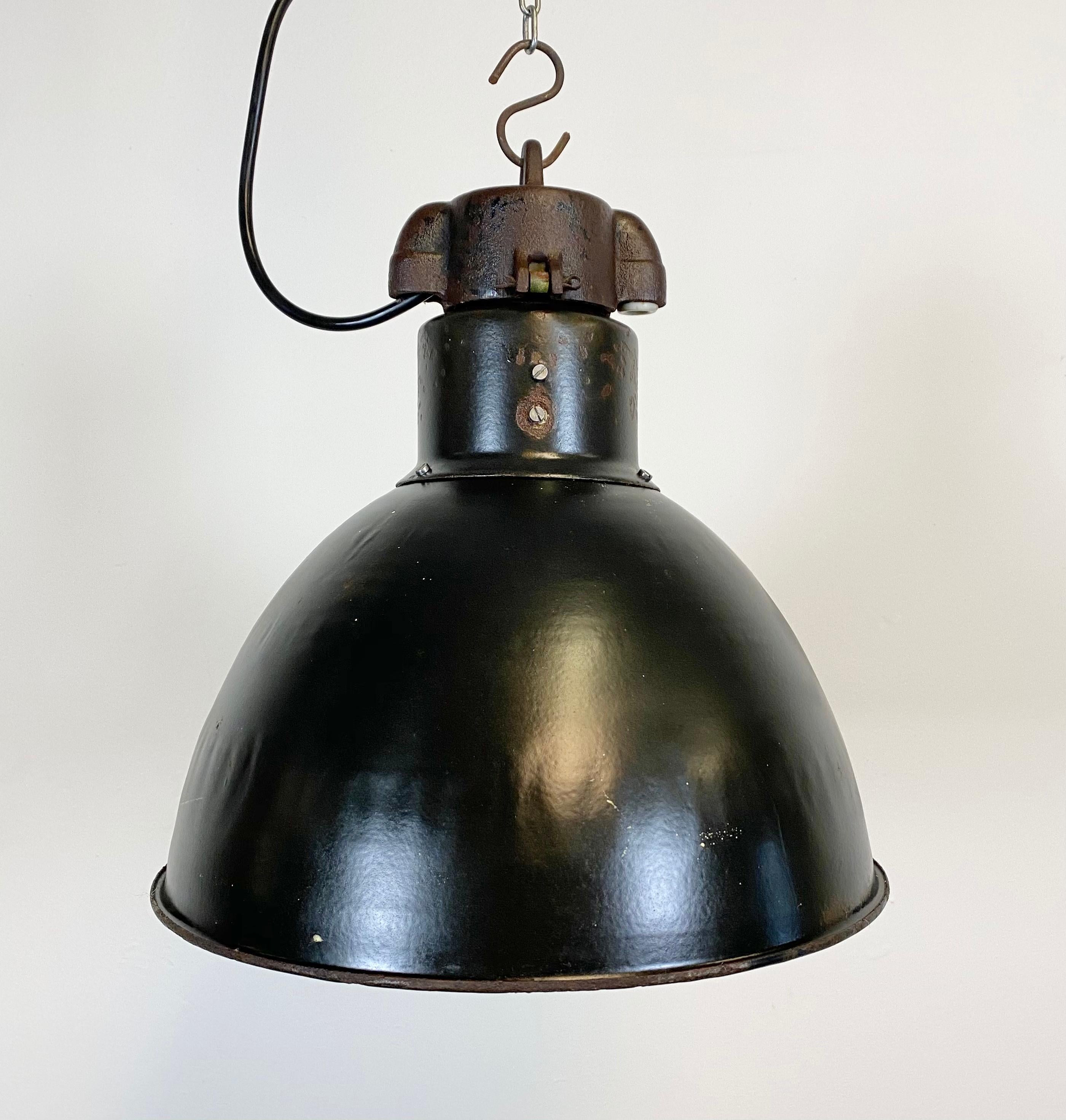 Lampe à suspension industrielle Bauhaus en émail noir, années 1930 Bon état - En vente à Kojetice, CZ