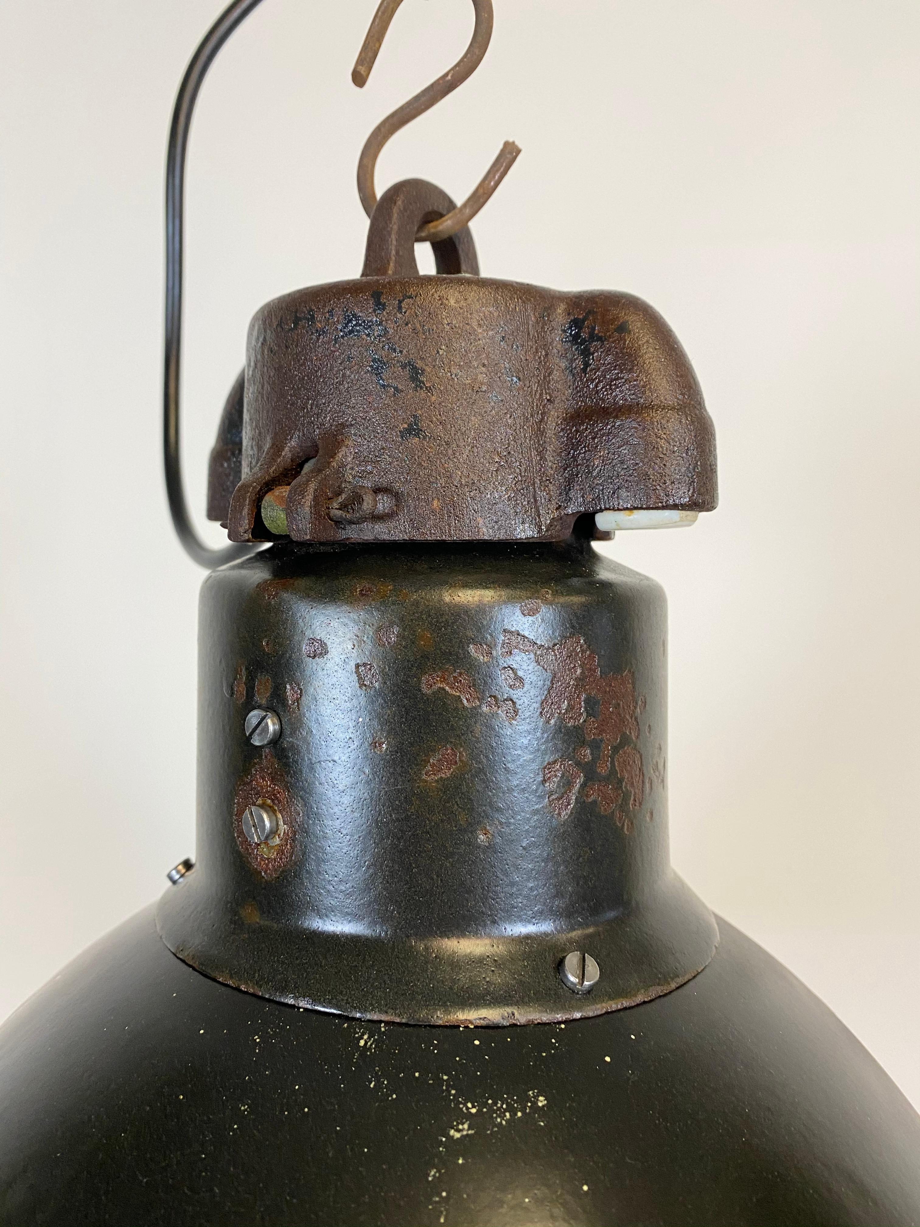 20ième siècle Lampe à suspension industrielle Bauhaus en émail noir, années 1930 en vente