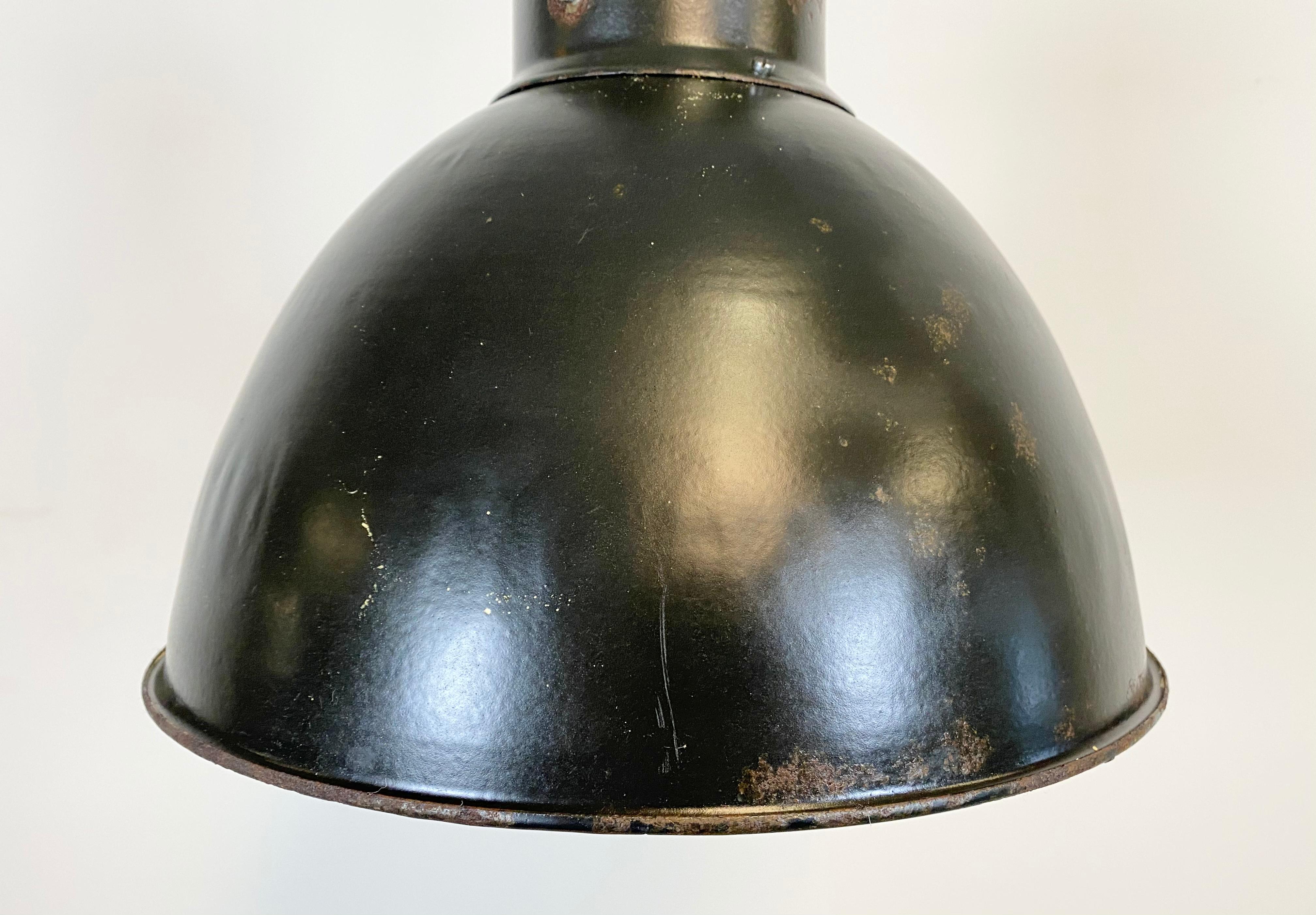 Émail Lampe à suspension industrielle Bauhaus en émail noir, années 1930 en vente