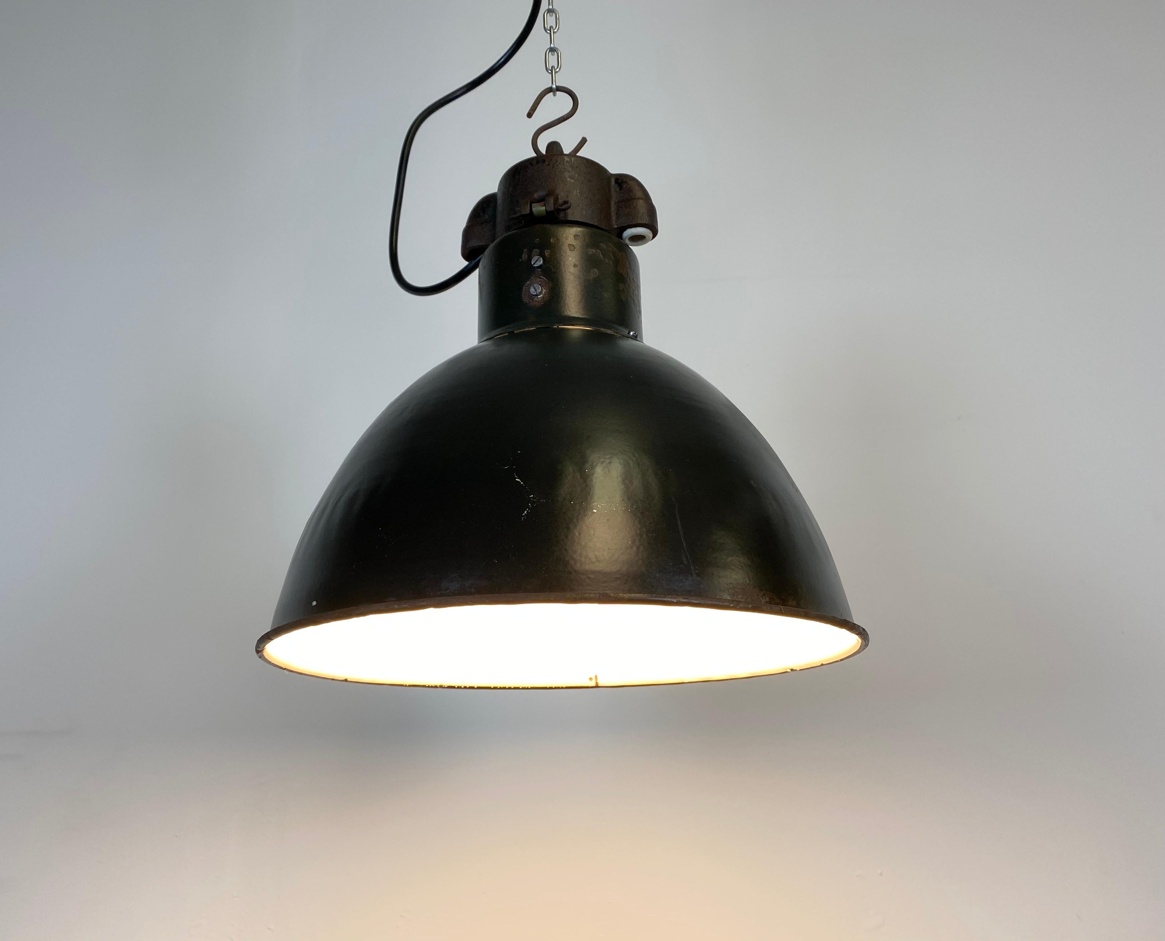 Lampe à suspension industrielle Bauhaus en émail noir, années 1930 en vente 1