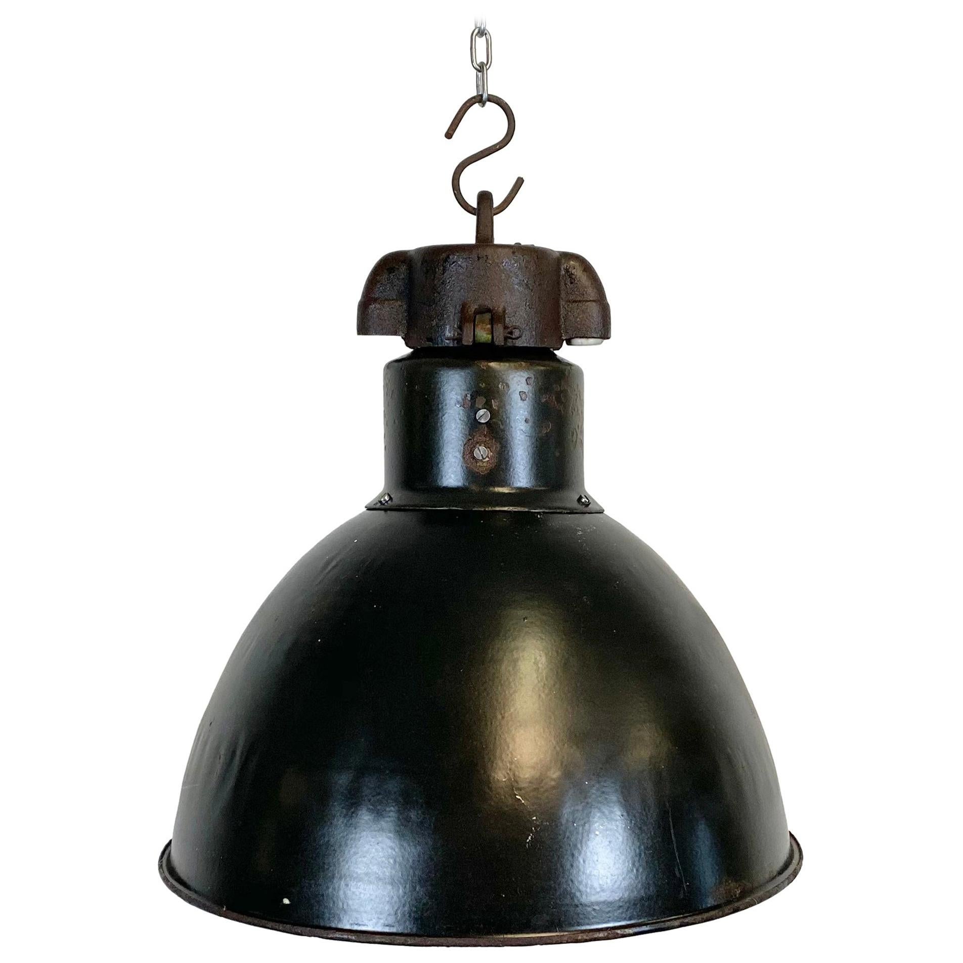 Lampe à suspension industrielle Bauhaus en émail noir, années 1930 en vente