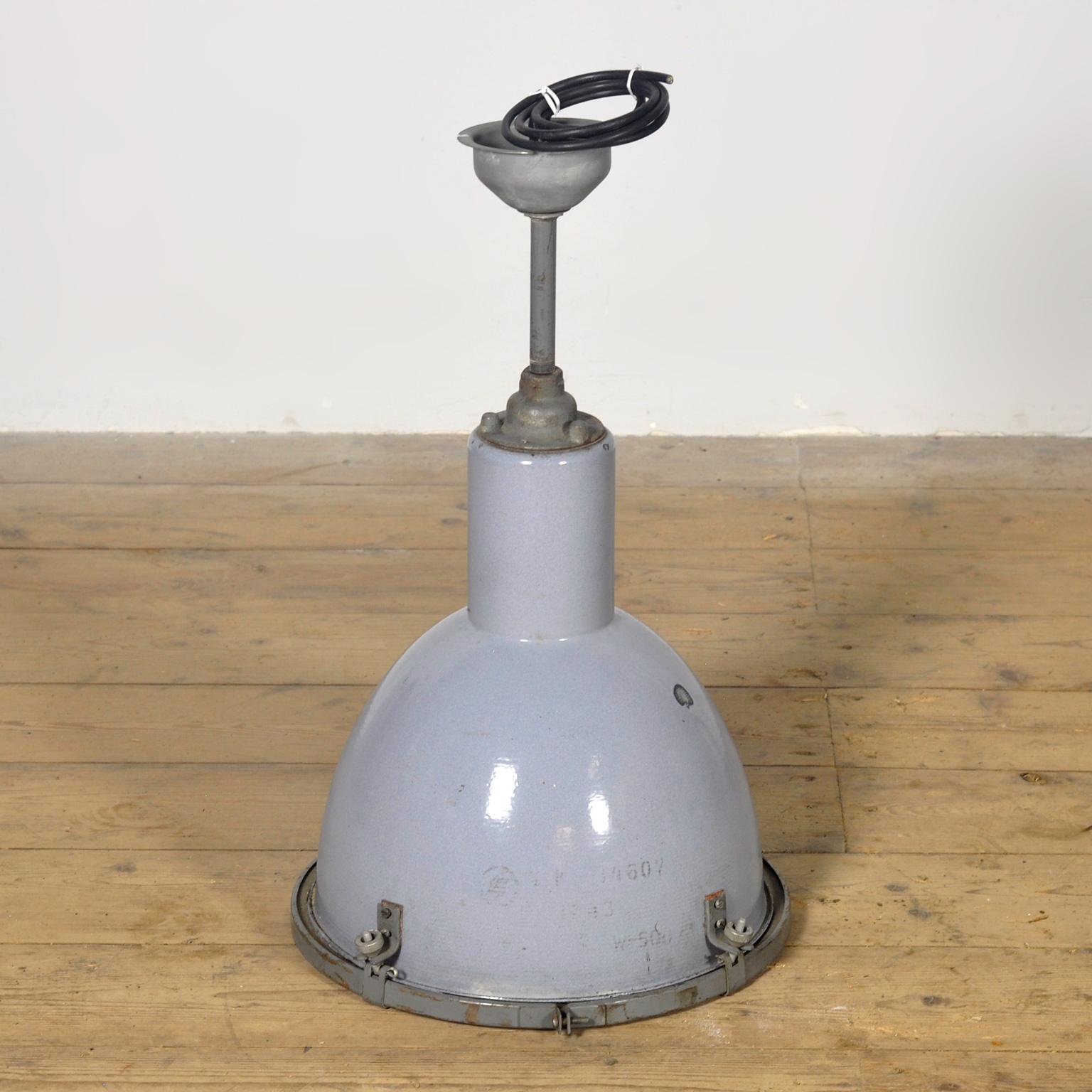 Lámpara colgante industrial Bauhaus, años 50 mediados del siglo XX en venta