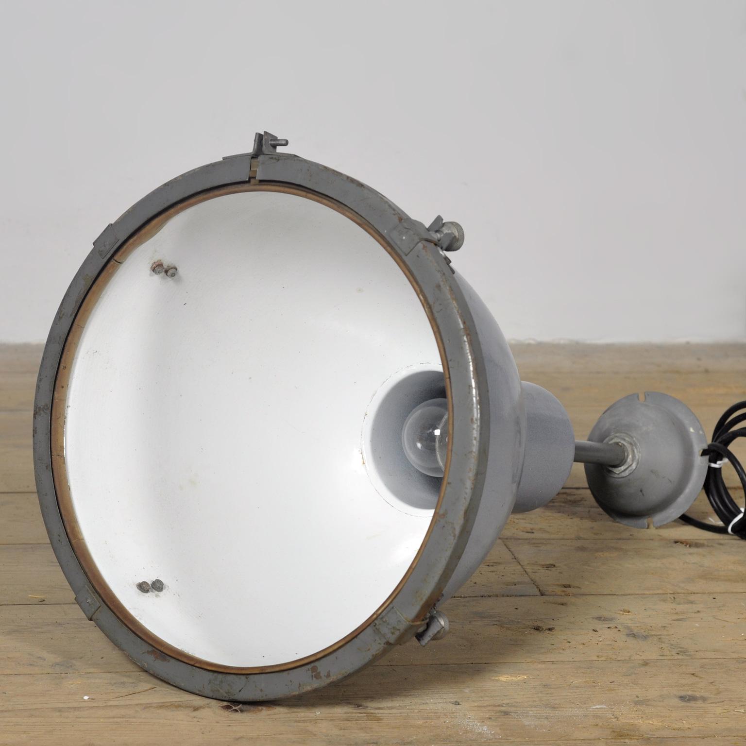 Lámpara colgante industrial Bauhaus, años 50 en venta 2