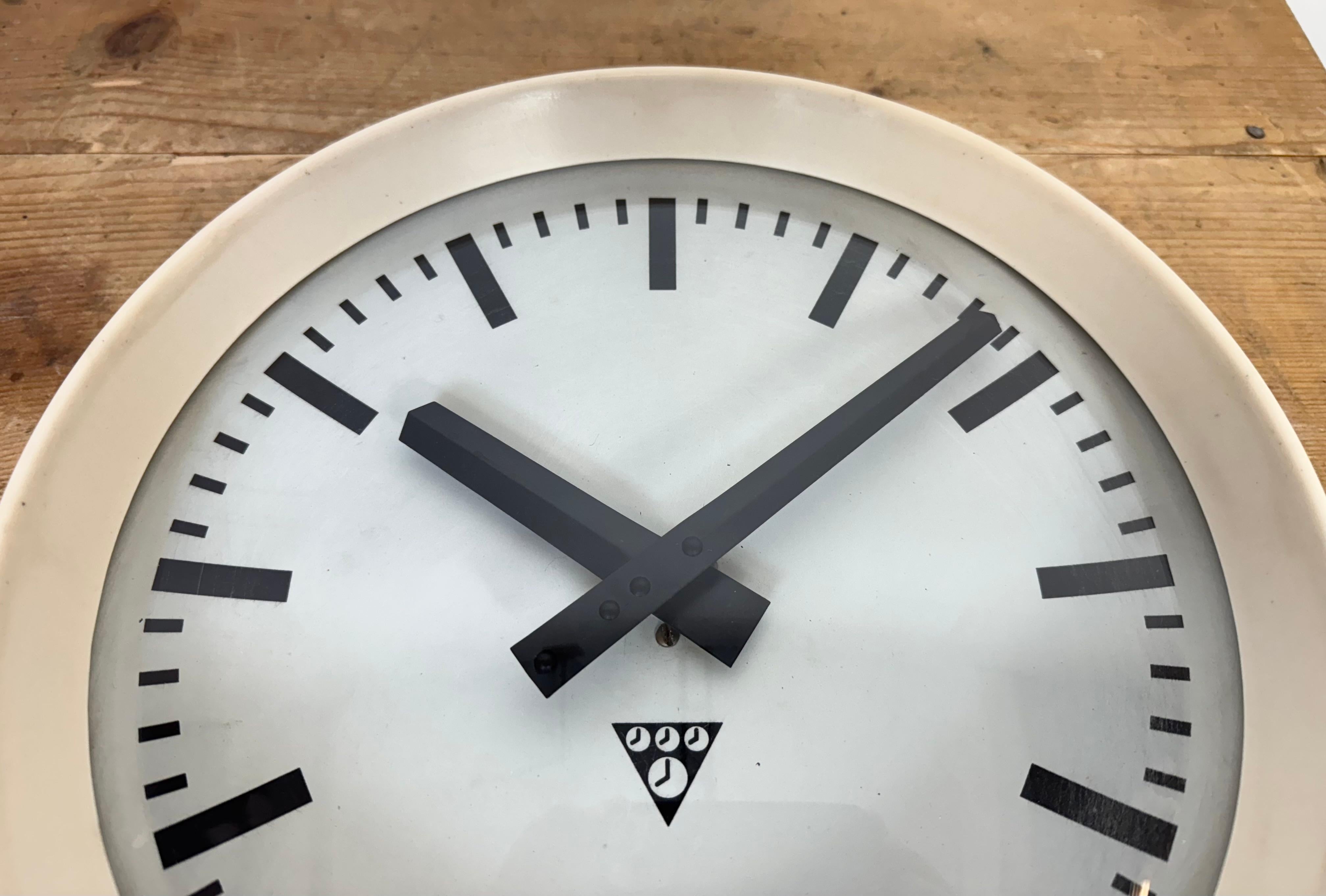 Reloj de pared industrial de fábrica de baquelita beige de Pragotron, años 60 en venta 3