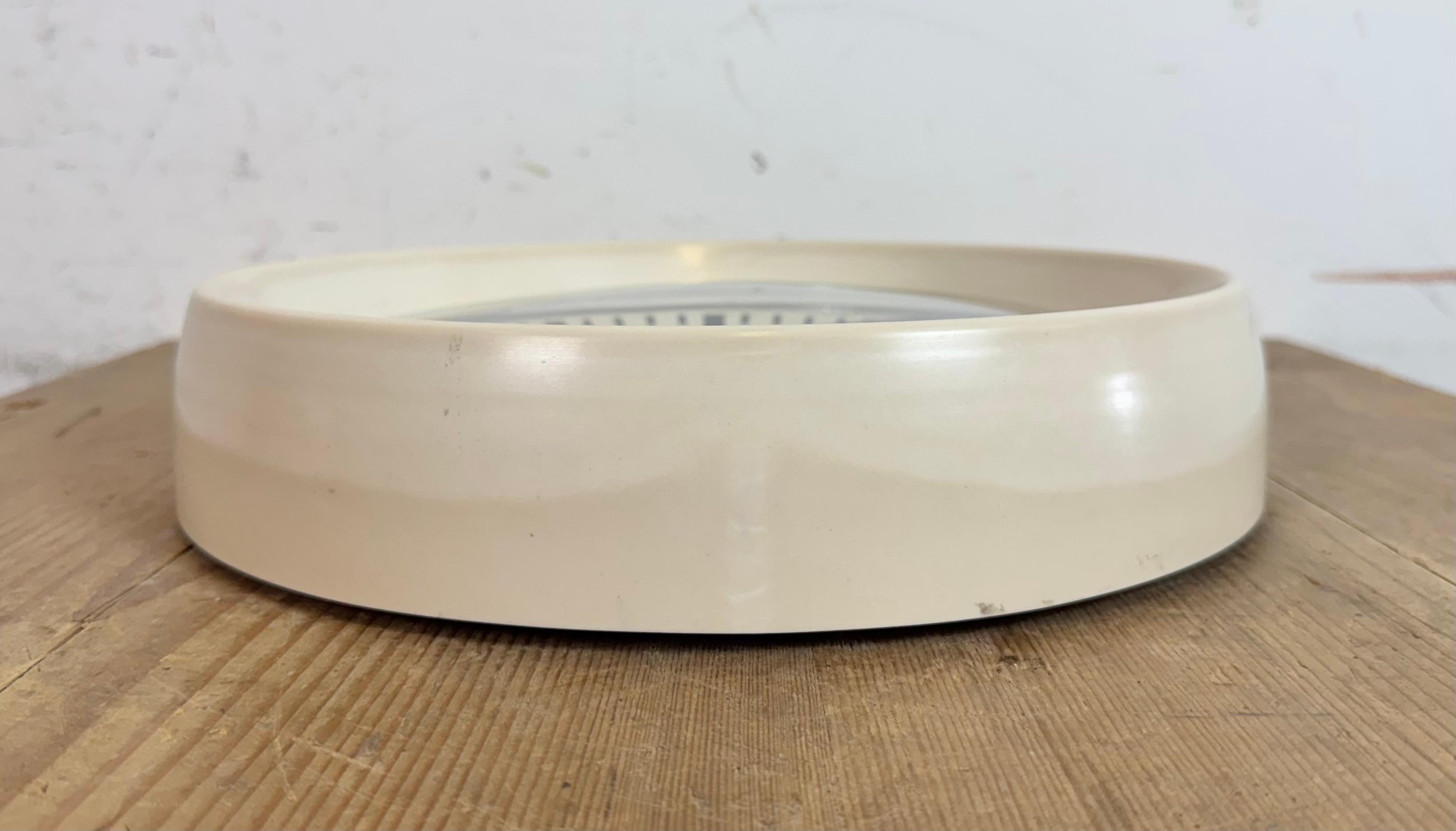 Industrielle beige Bakelit-Fabrik-Wanduhr aus Pragotron, 1960er Jahre im Angebot 4