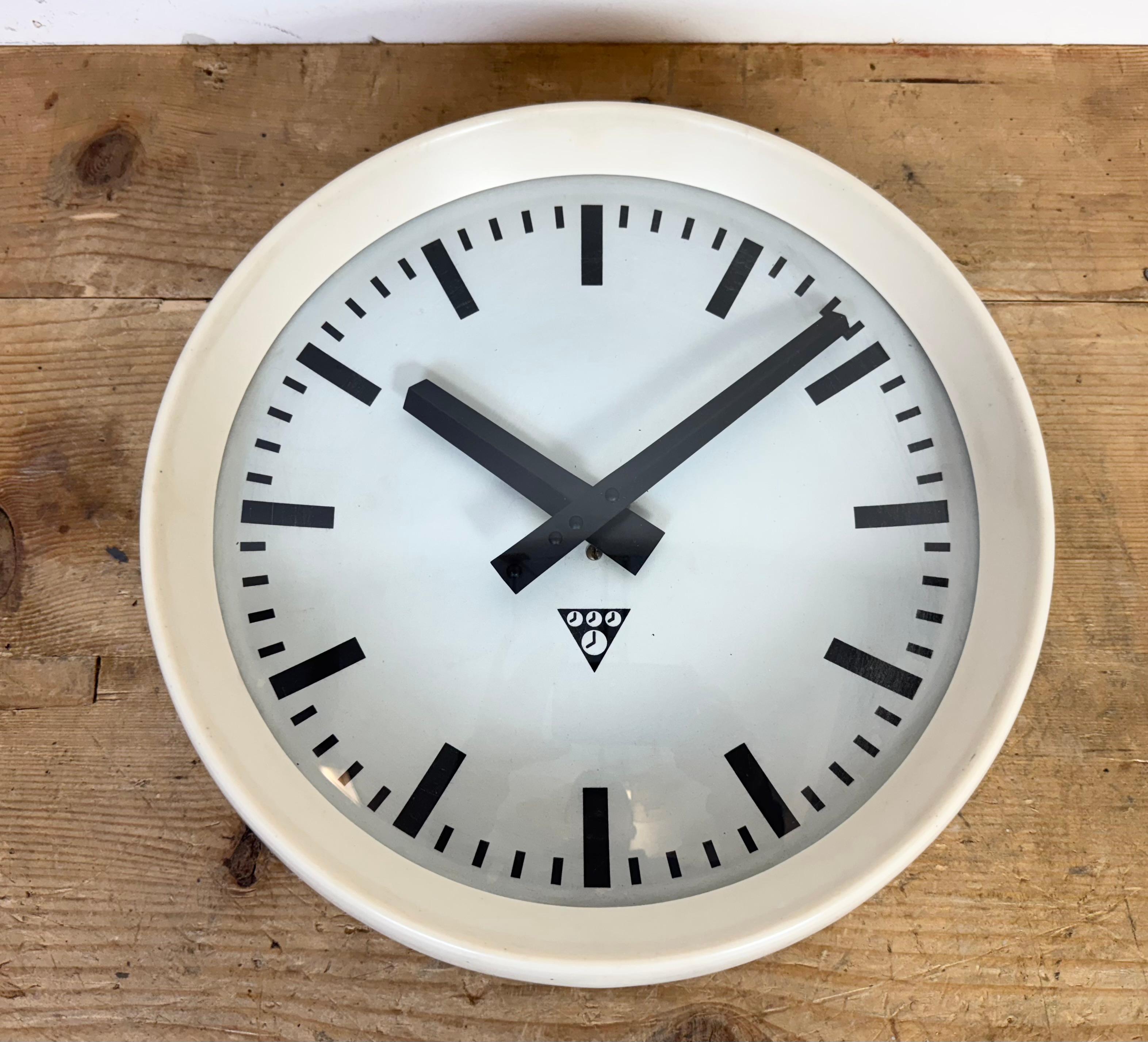 Reloj de pared industrial de fábrica de baquelita beige de Pragotron, años 60 en venta 4