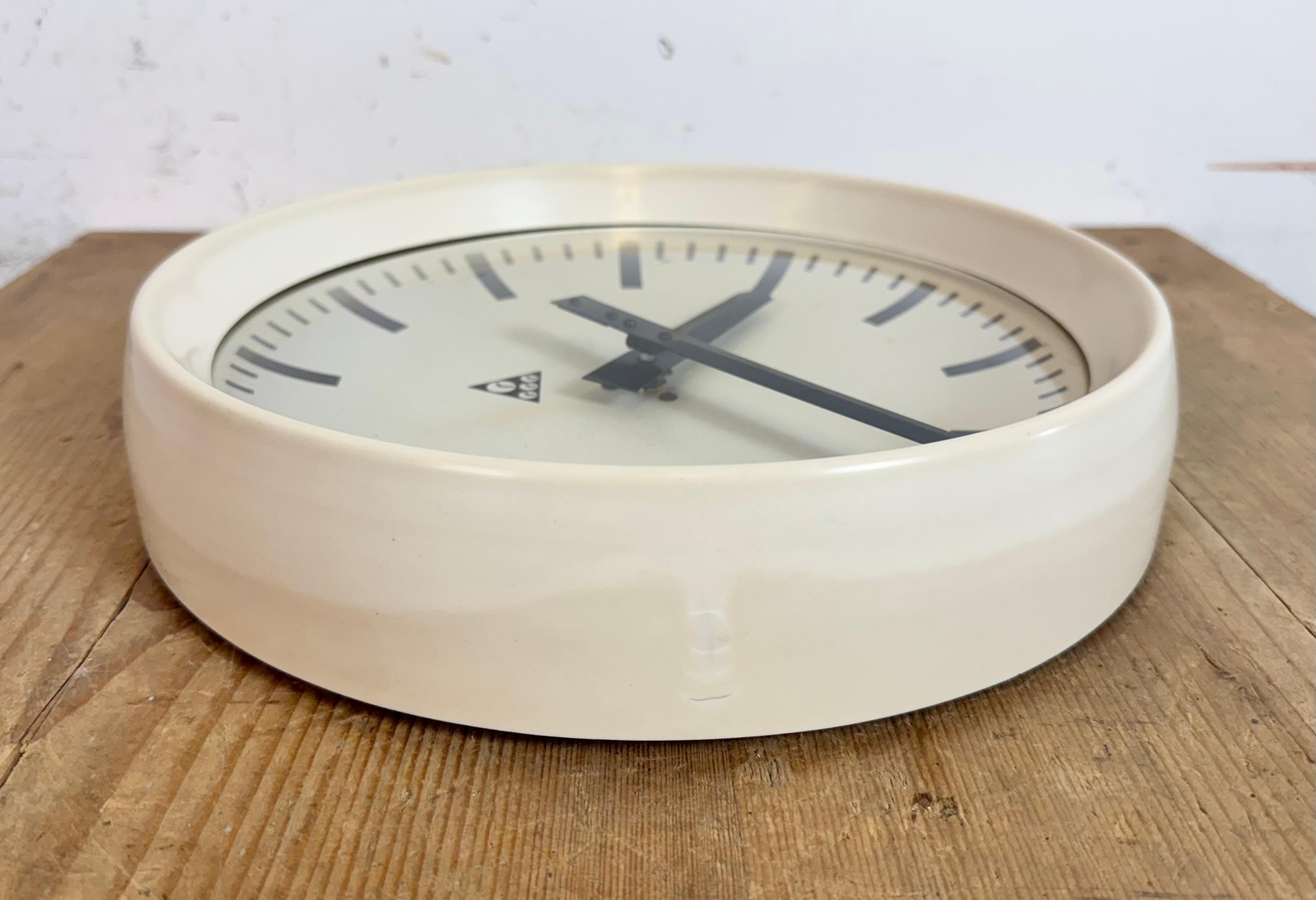 Industrielle beige Bakelit-Fabrik-Wanduhr aus Pragotron, 1960er Jahre im Angebot 5