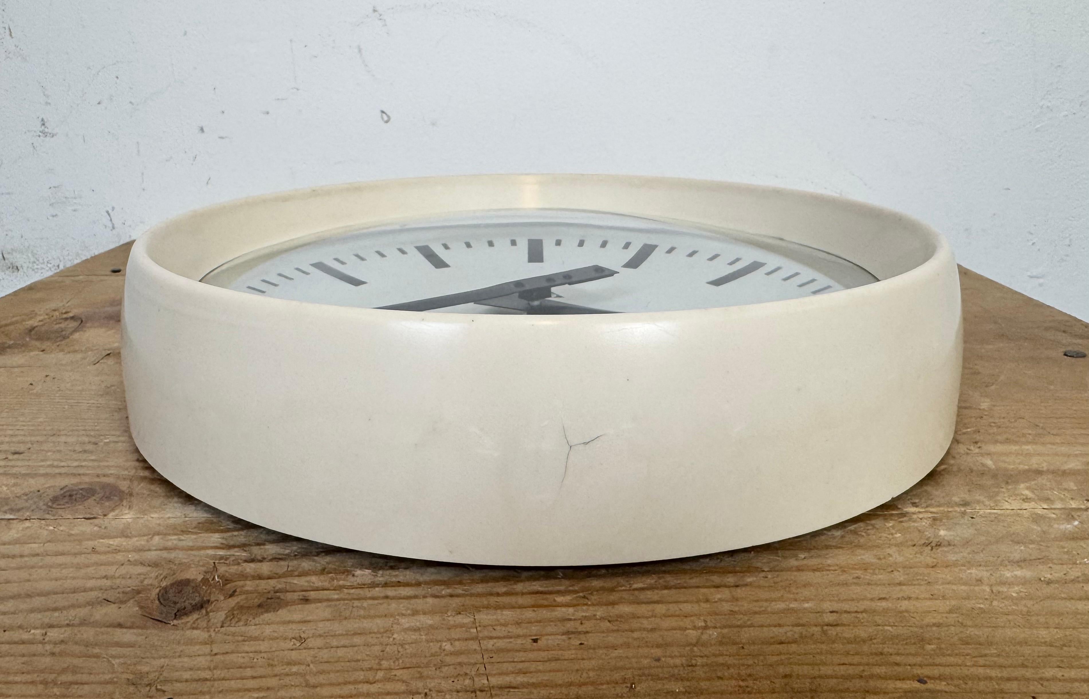 Reloj de pared industrial de fábrica de baquelita beige de Pragotron, años 60 en venta 5