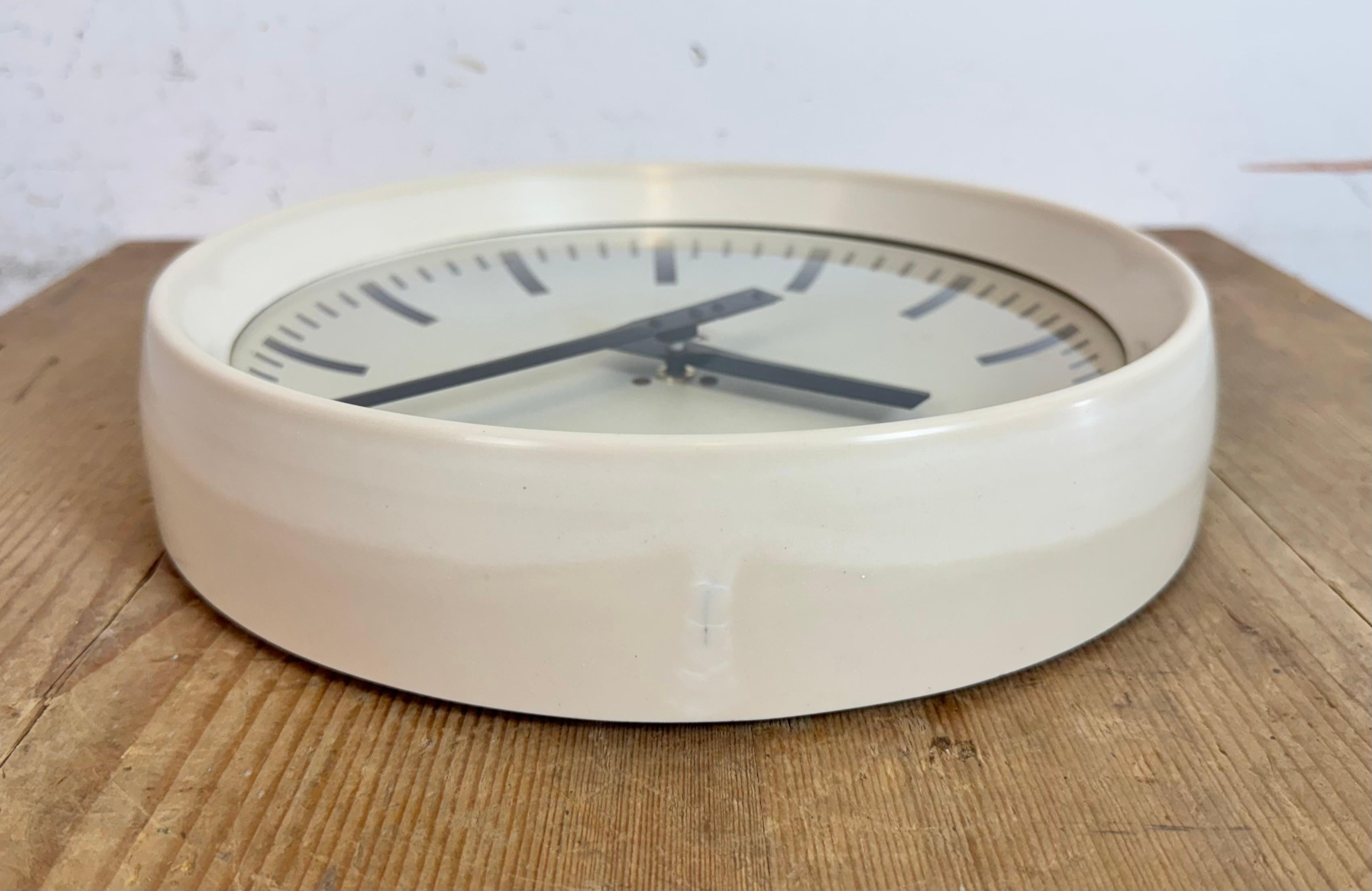 Industrielle beige Bakelit-Fabrik-Wanduhr aus Pragotron, 1960er Jahre im Angebot 6