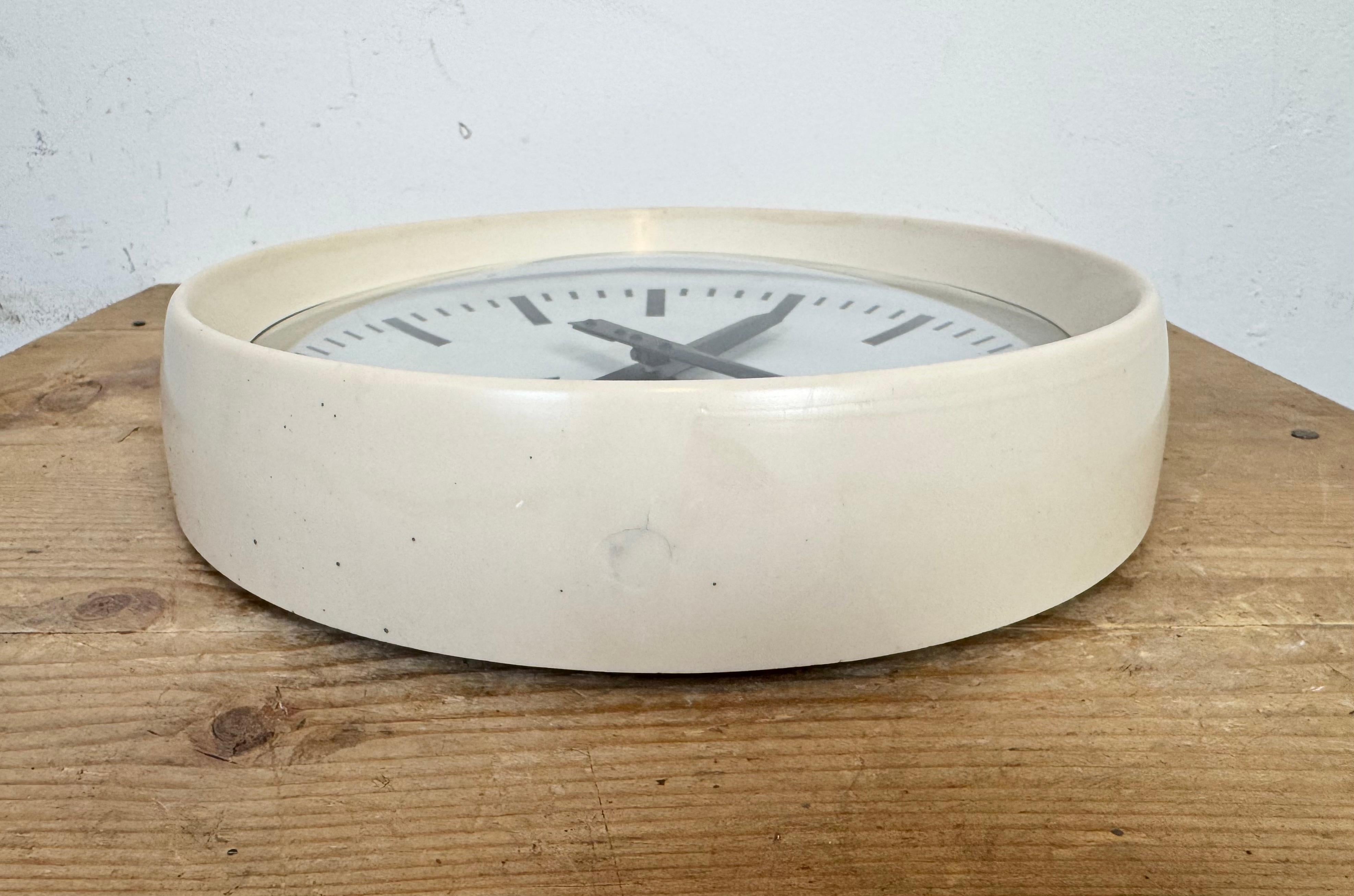 Reloj de pared industrial de fábrica de baquelita beige de Pragotron, años 60 en venta 6