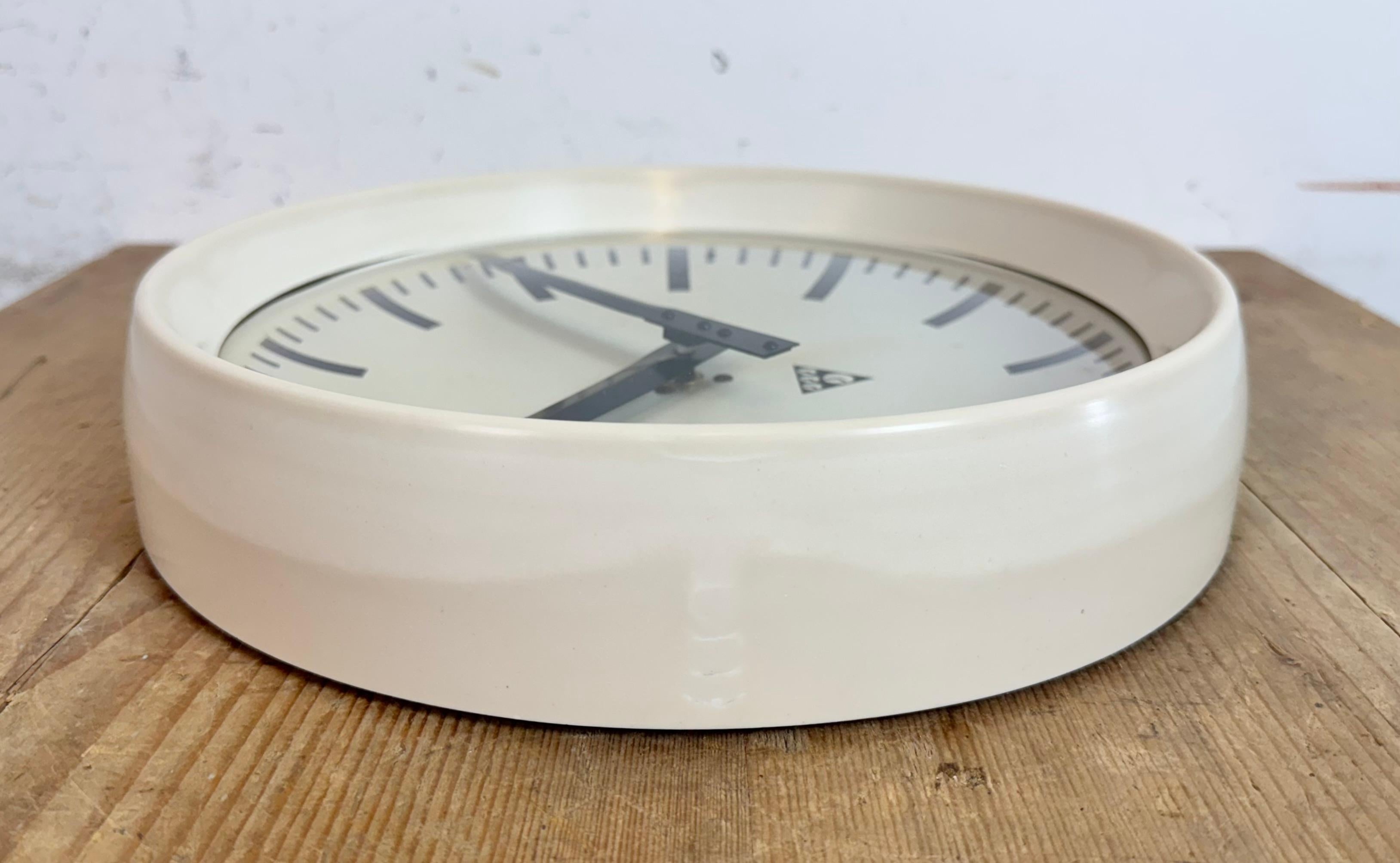 Industrielle beige Bakelit-Fabrik-Wanduhr aus Pragotron, 1960er Jahre im Angebot 7