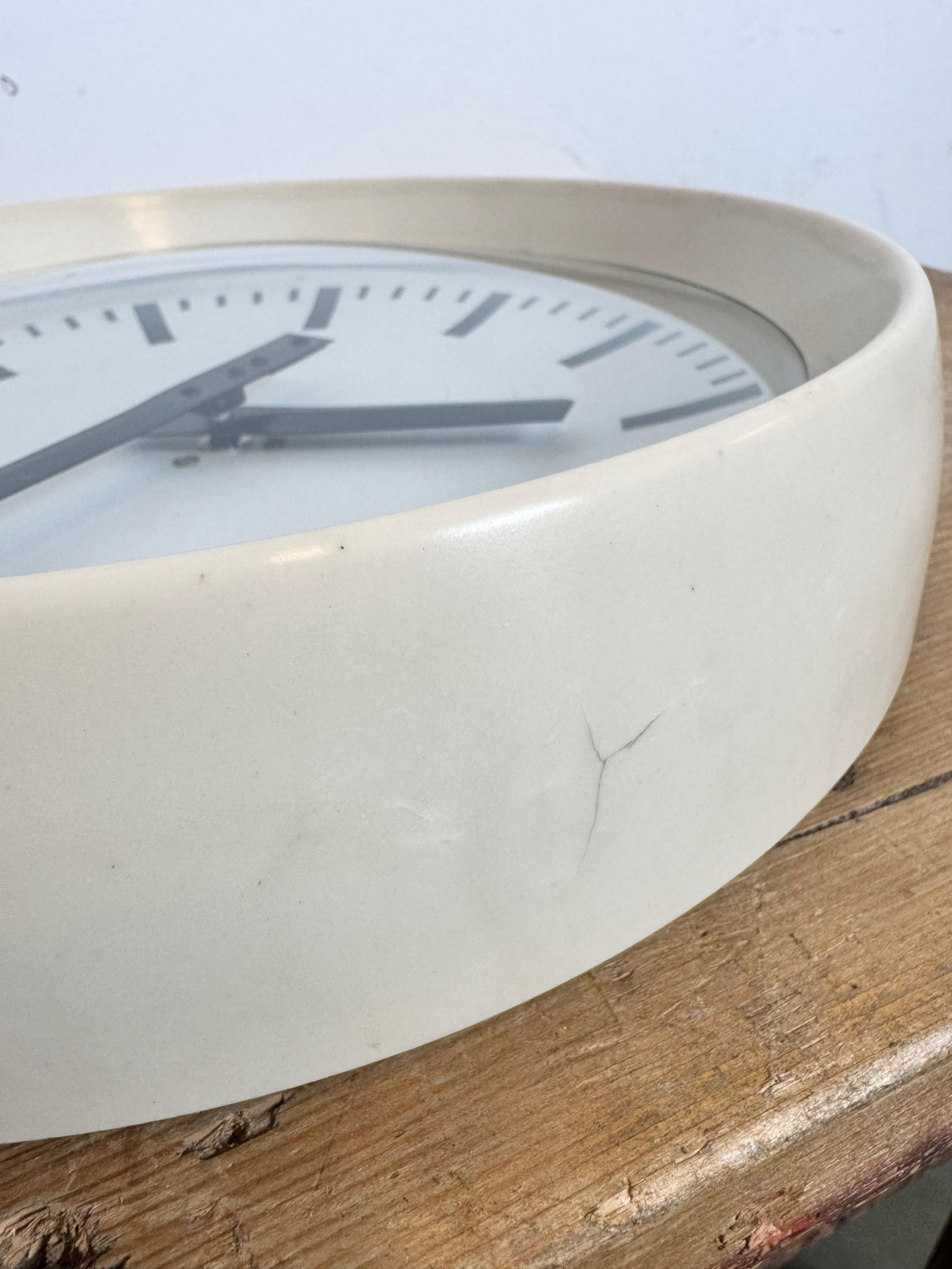 Reloj de pared industrial de fábrica de baquelita beige de Pragotron, años 60 en venta 7