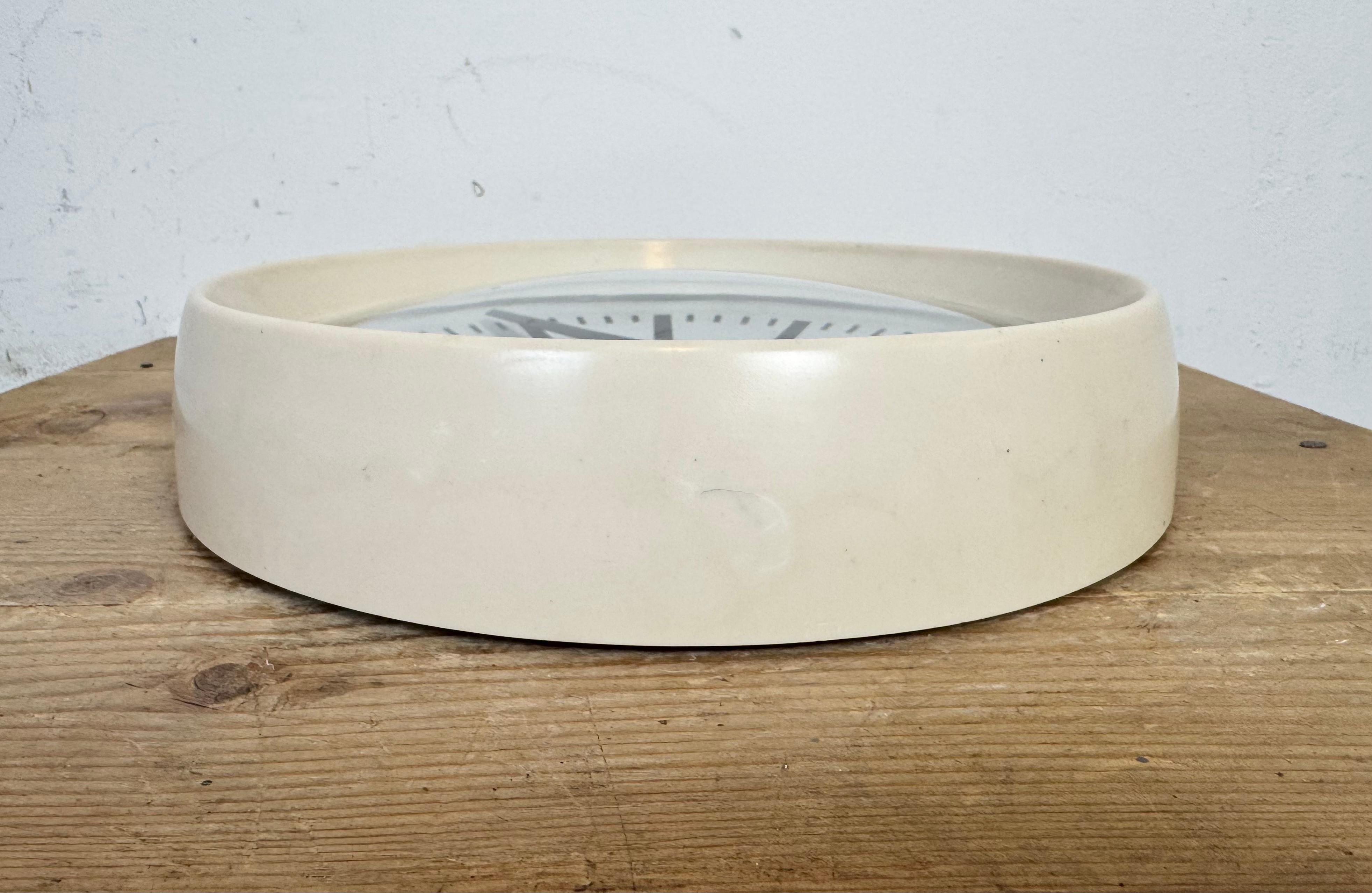 Reloj de pared industrial de fábrica de baquelita beige de Pragotron, años 60 en venta 8