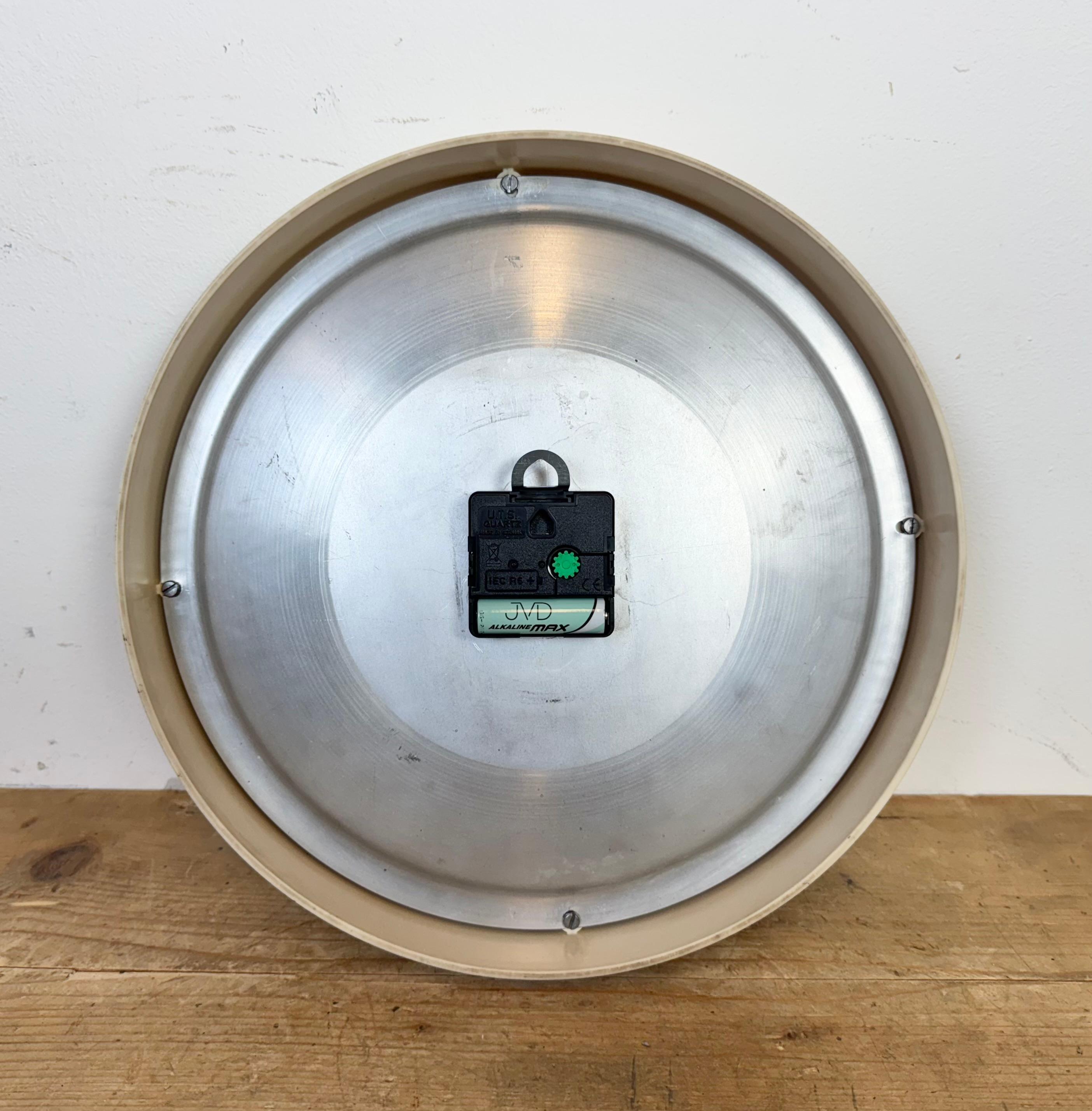 Reloj de pared industrial de fábrica de baquelita beige de Pragotron, años 60 en venta 11
