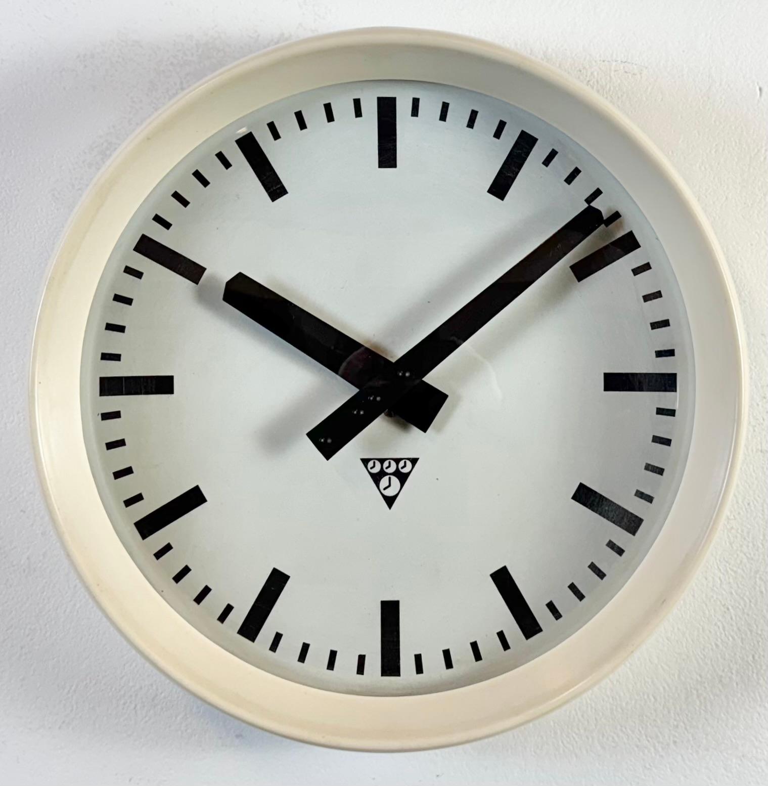 Reloj de pared industrial de fábrica de baquelita beige de Pragotron, años 60 Industrial en venta