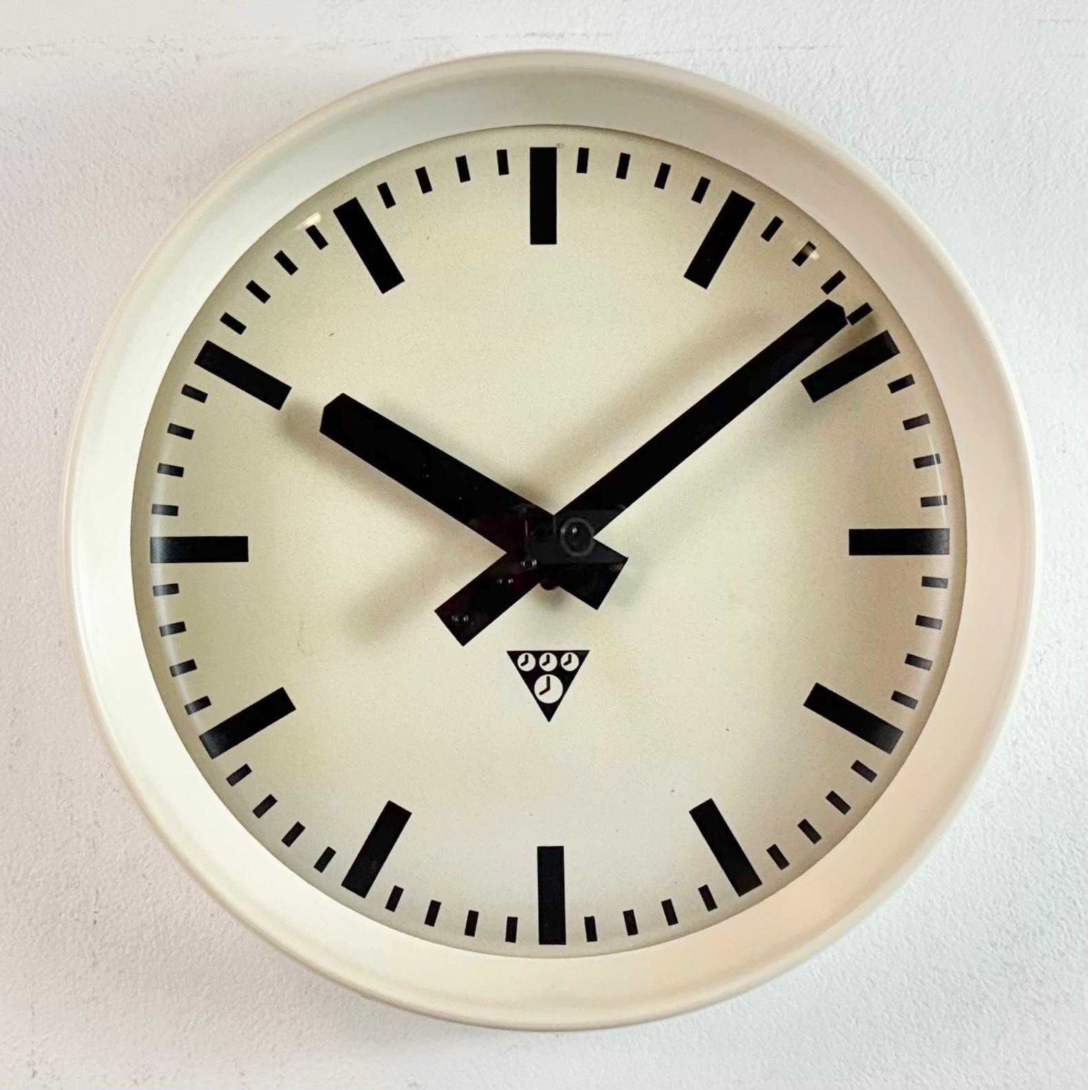 Industrielle beige Bakelit-Fabrik-Wanduhr aus Pragotron, 1960er Jahre (Tschechisch) im Angebot