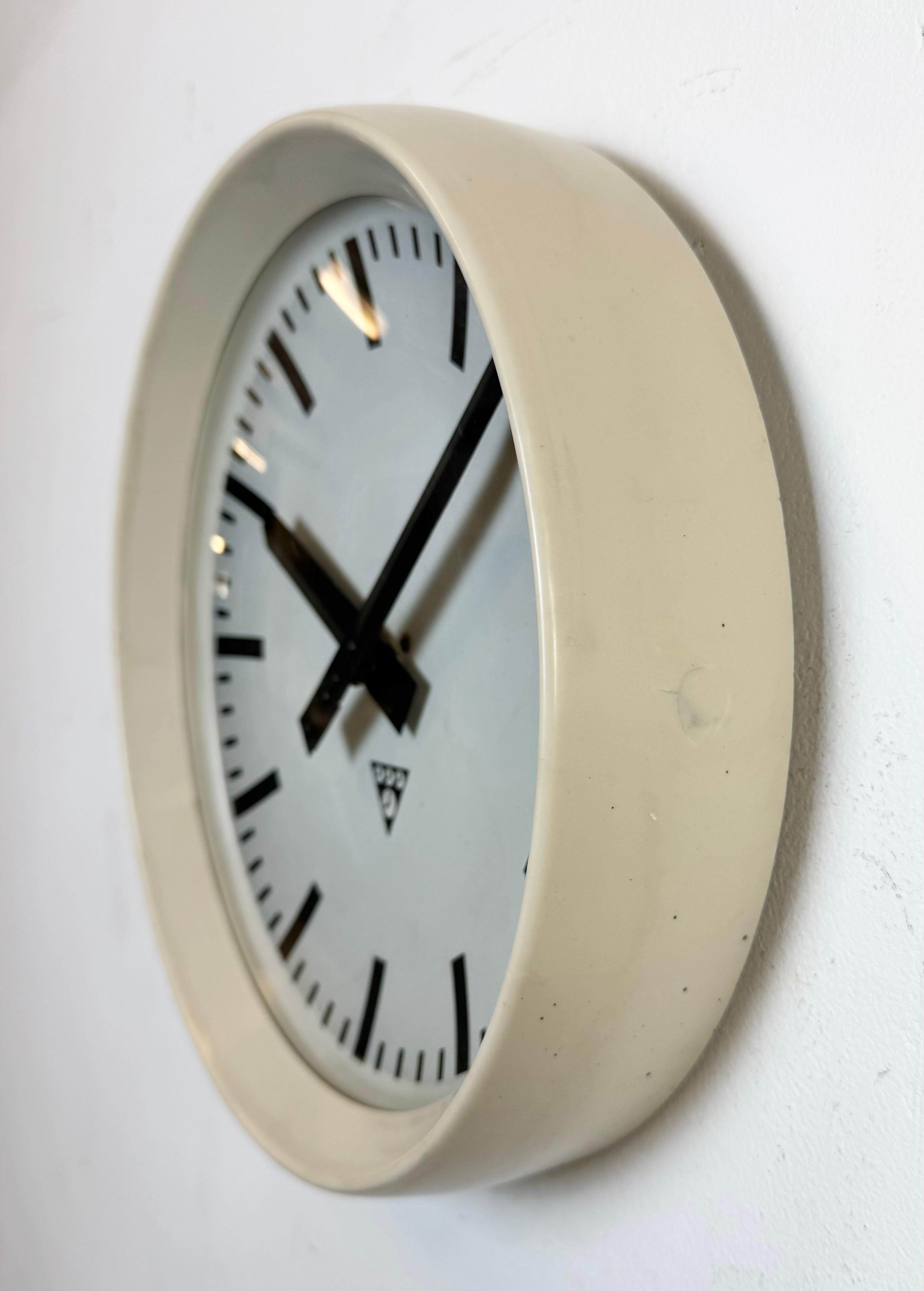 Reloj de pared industrial de fábrica de baquelita beige de Pragotron, años 60 Checo en venta