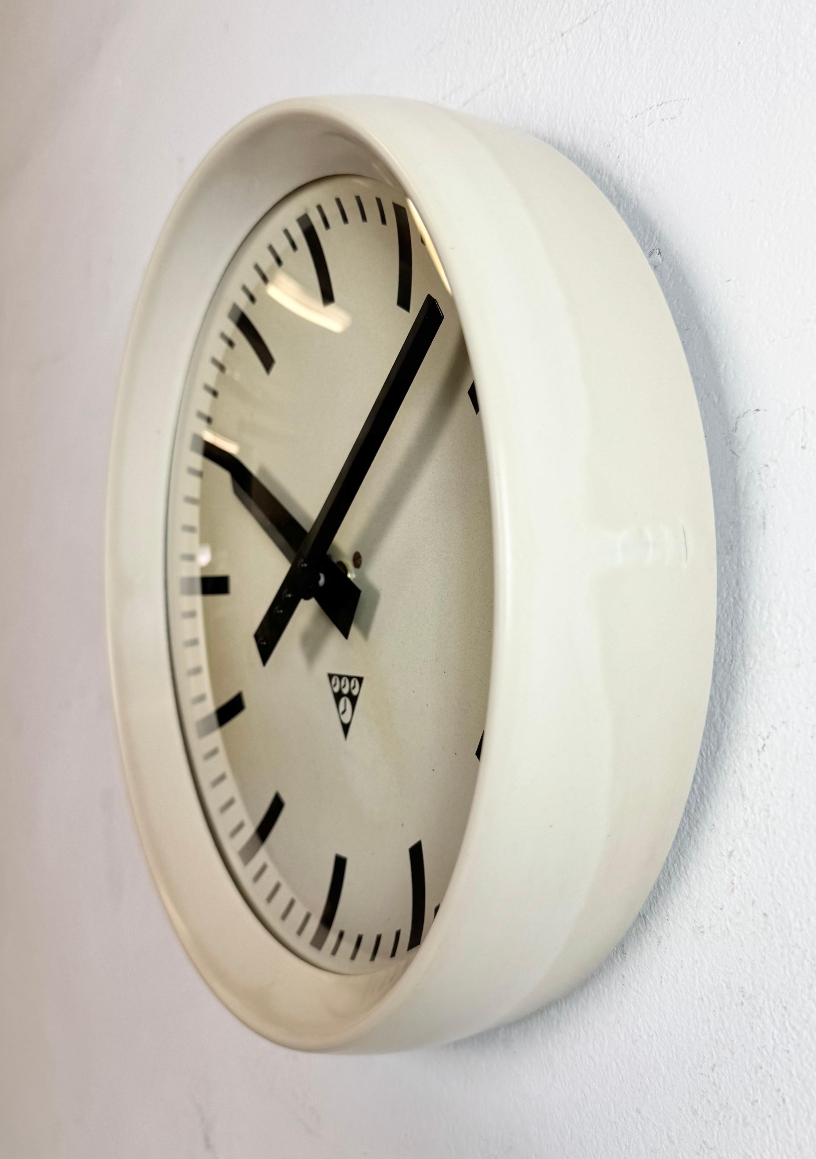 Industrielle beige Bakelit-Fabrik-Wanduhr aus Pragotron, 1960er Jahre im Zustand „Gut“ im Angebot in Kojetice, CZ