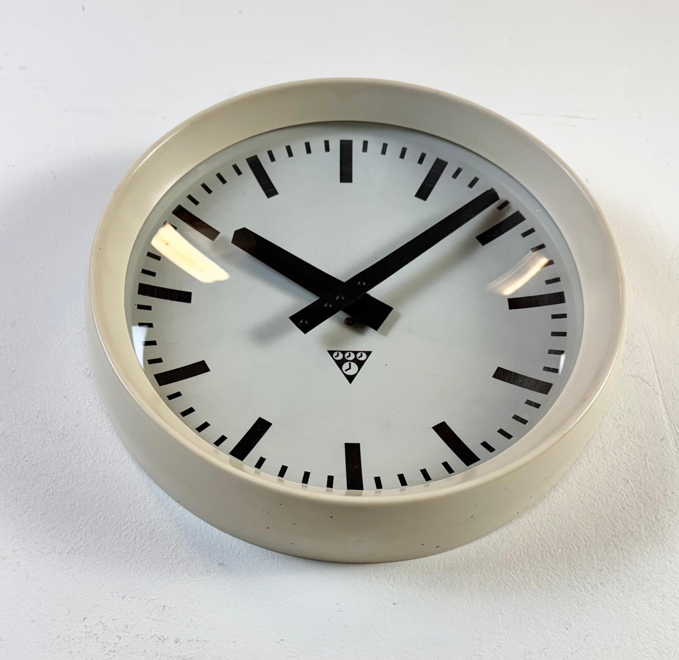 Reloj de pared industrial de fábrica de baquelita beige de Pragotron, años 60 en Bueno estado para la venta en Kojetice, CZ