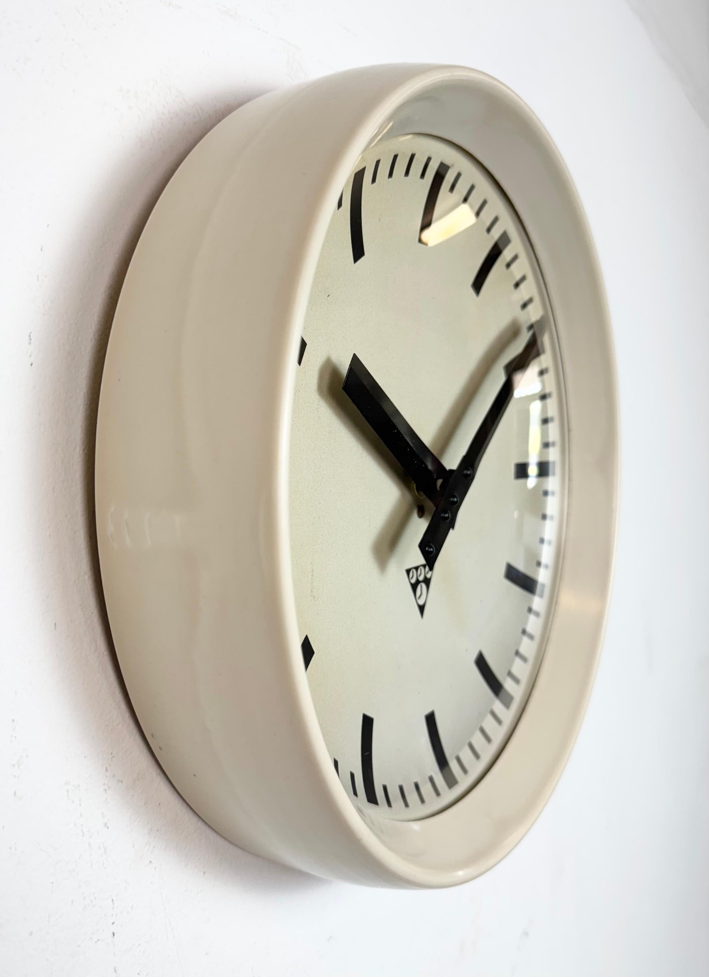 Industrielle beige Bakelit-Fabrik-Wanduhr aus Pragotron, 1960er Jahre (20. Jahrhundert) im Angebot