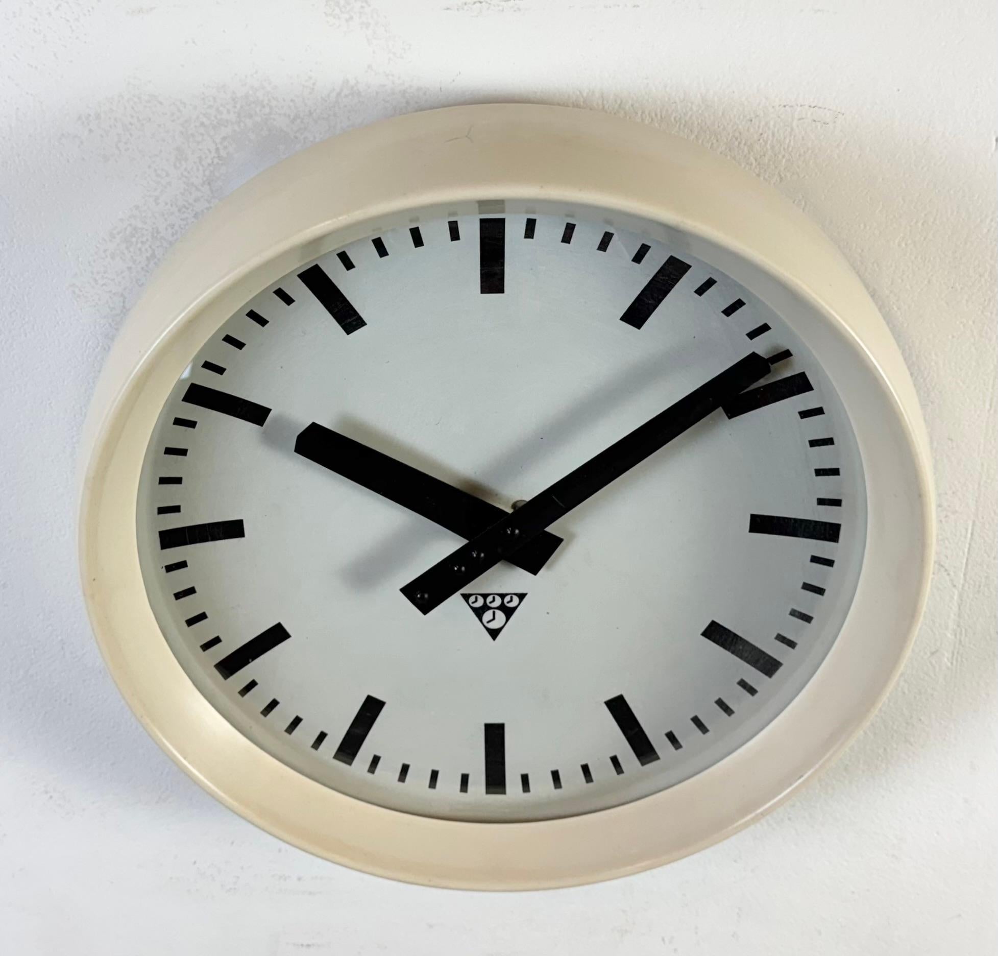 Reloj de pared industrial de fábrica de baquelita beige de Pragotron, años 60 siglo XX en venta